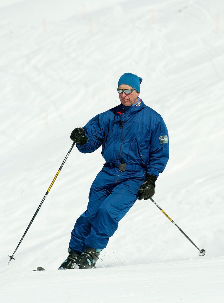 Prince Charles skies in the Swiss village of Klosters at the start of their annual skiing holiday on March 28, 2004 | Photo: Getty Images