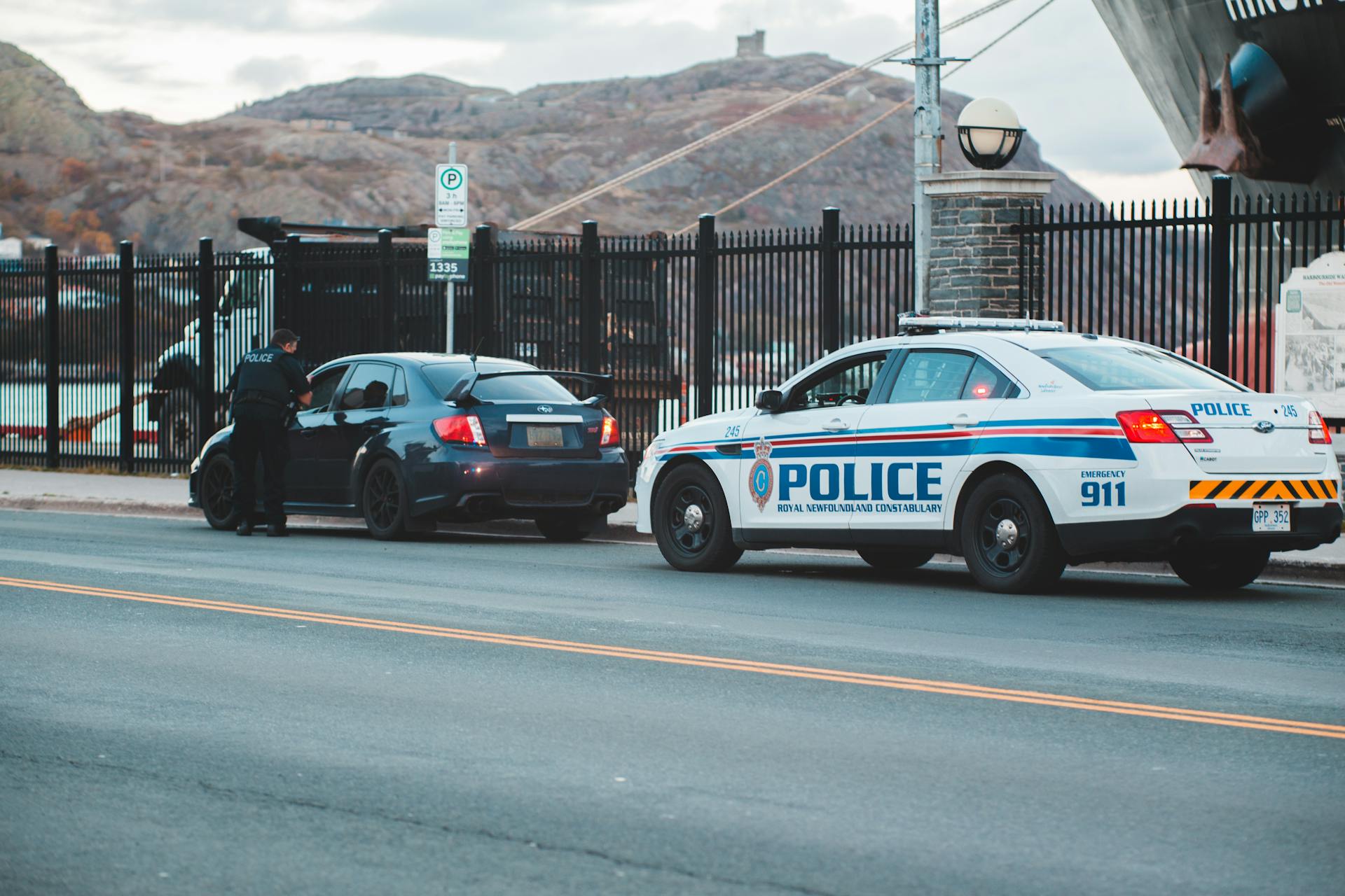 A police officer speaking to a car driver | Source: Pexels