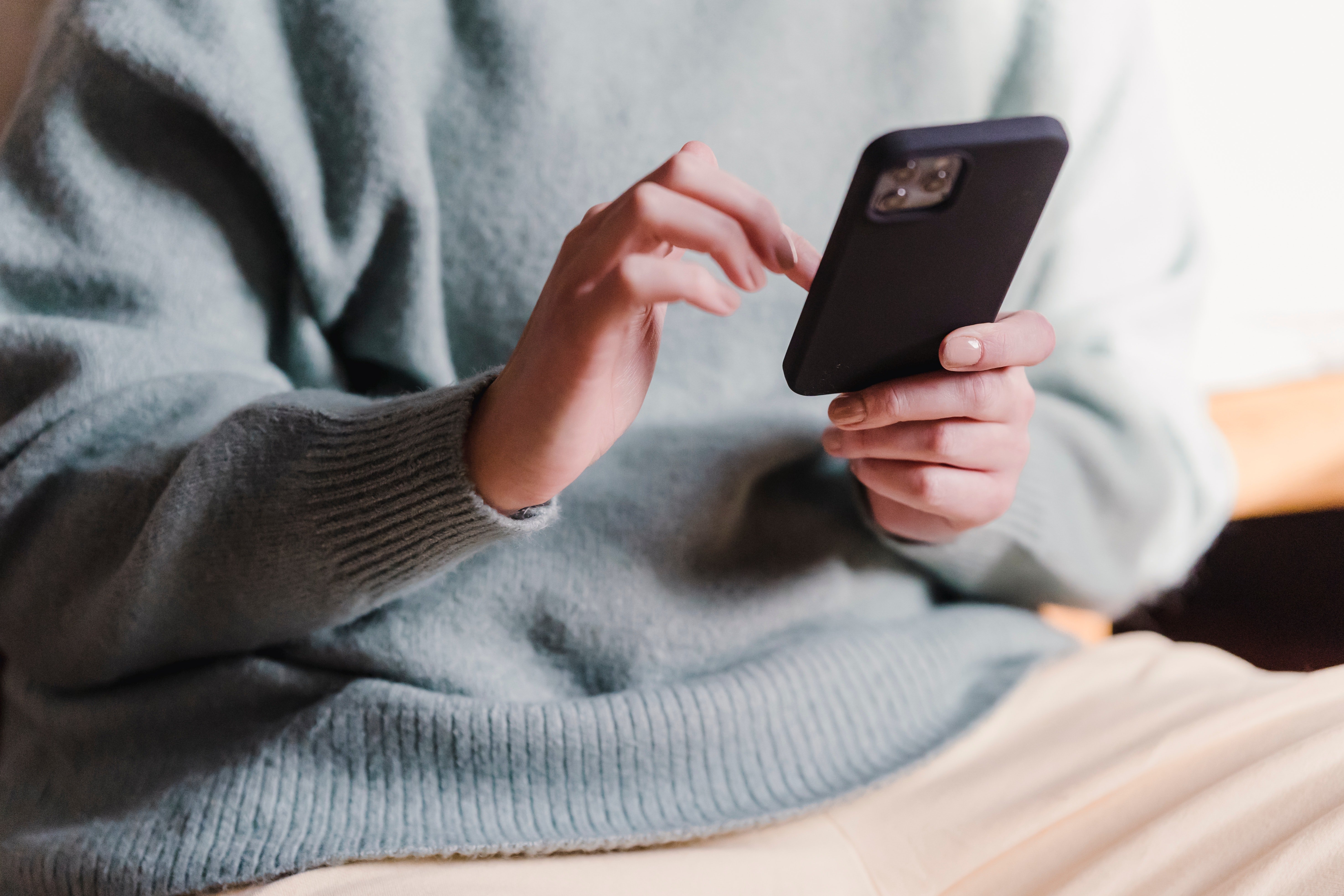 A woman using a smartphone | Source: Pexels