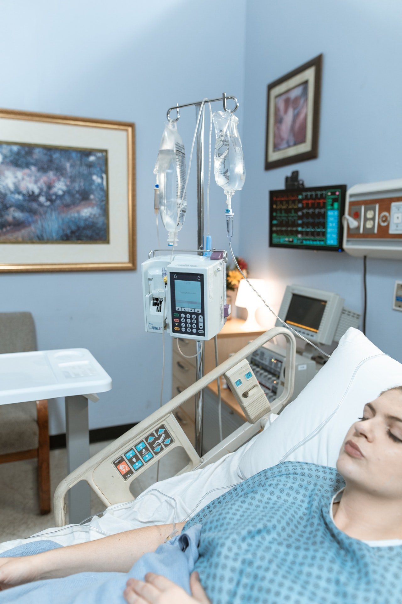 Una mujer descansa en una cama de hospital. | Foto: Pexels