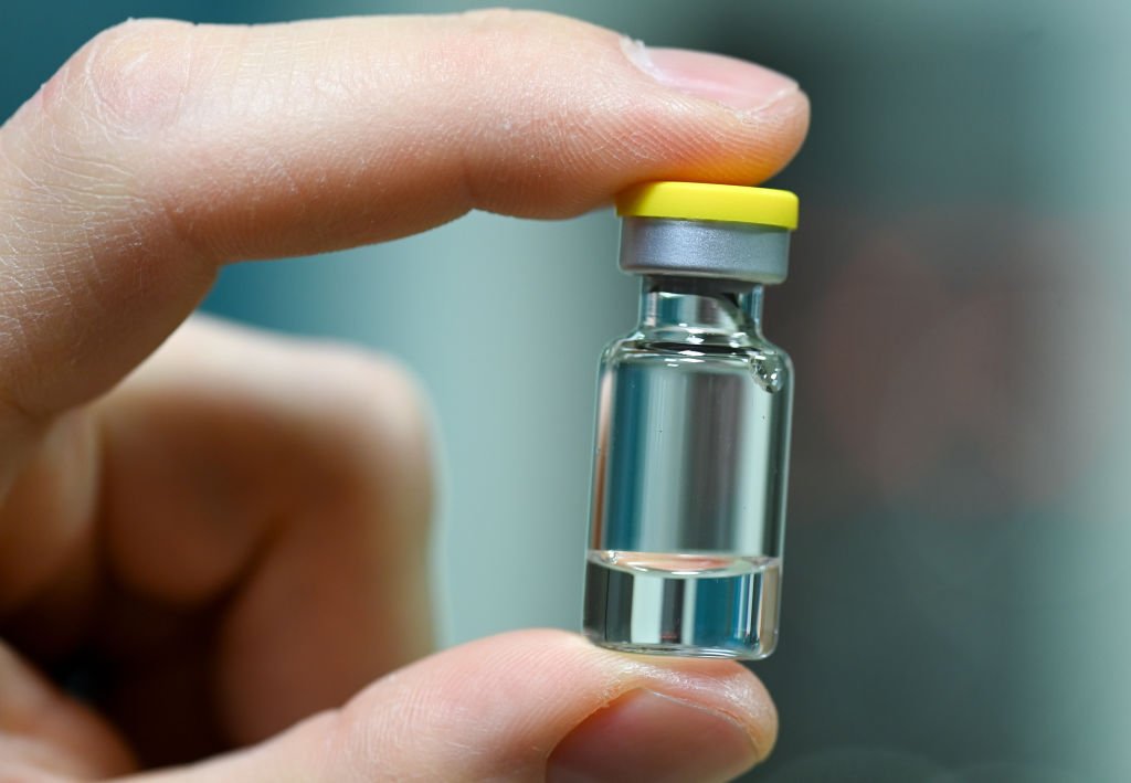 Une solution à injecter dans son flacon. | Photo : Getty Images