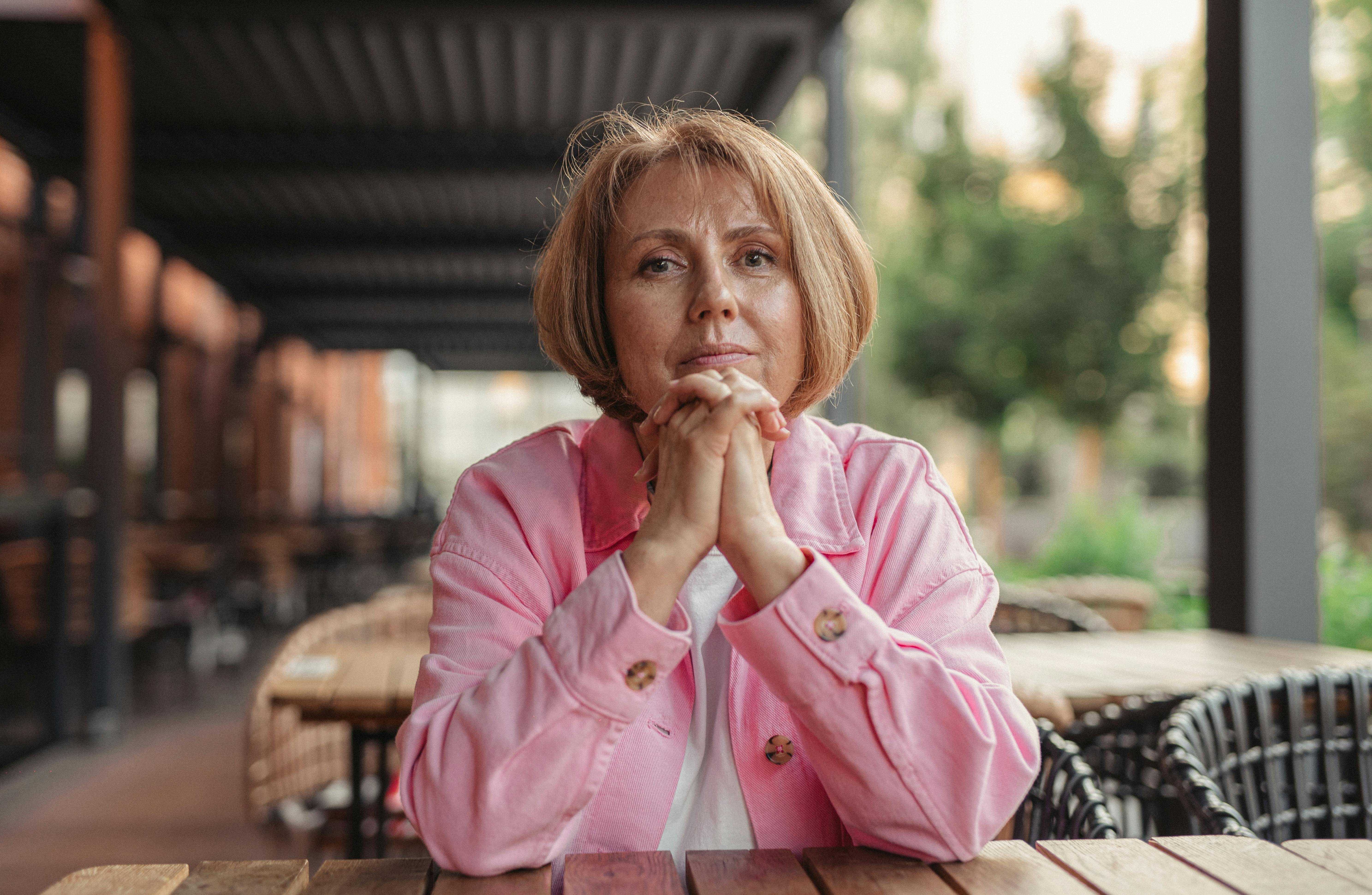 A woman at a cafe | Source: Pexels
