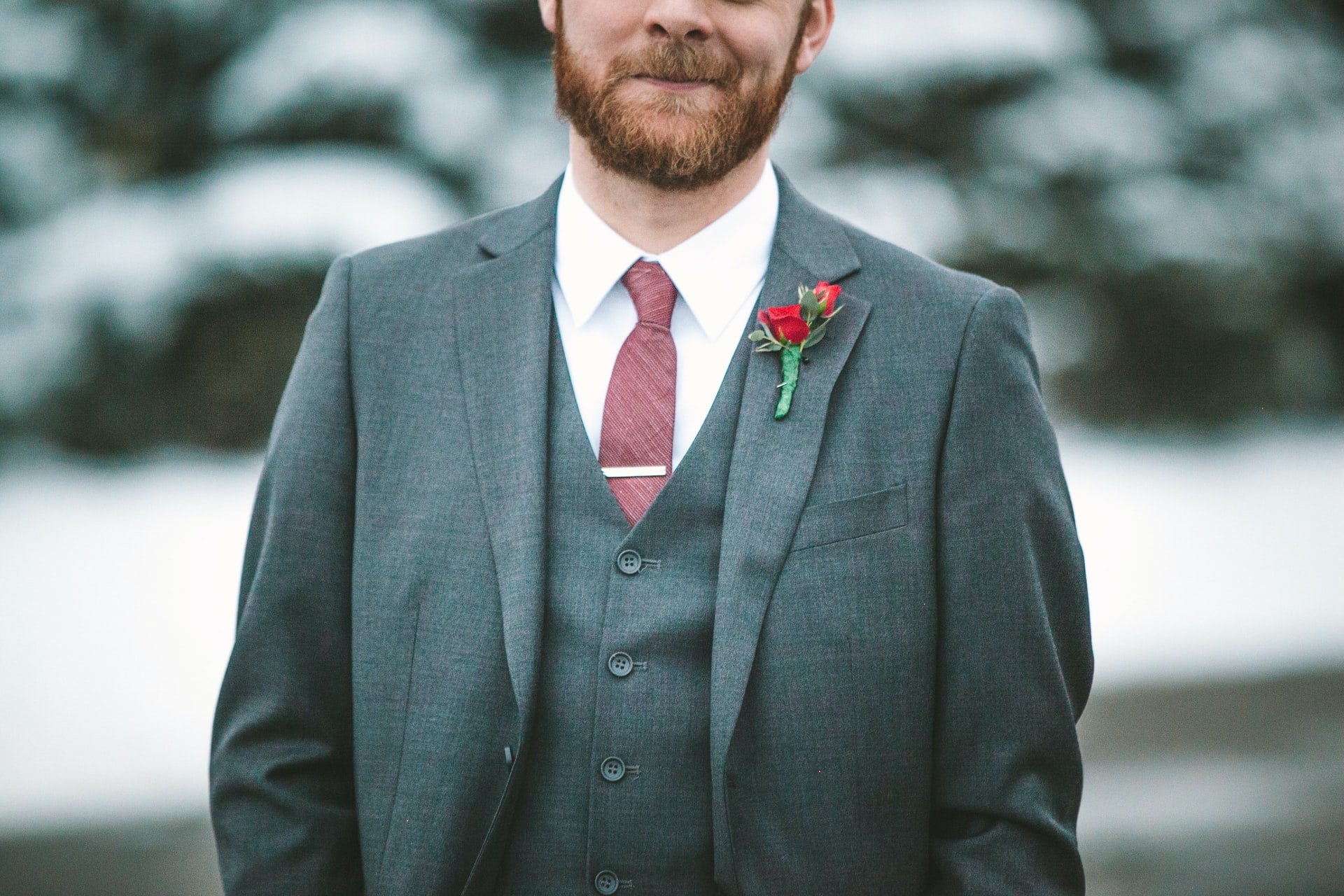 Hombre de traje listo para un casamiento. | Foto: Unsplash