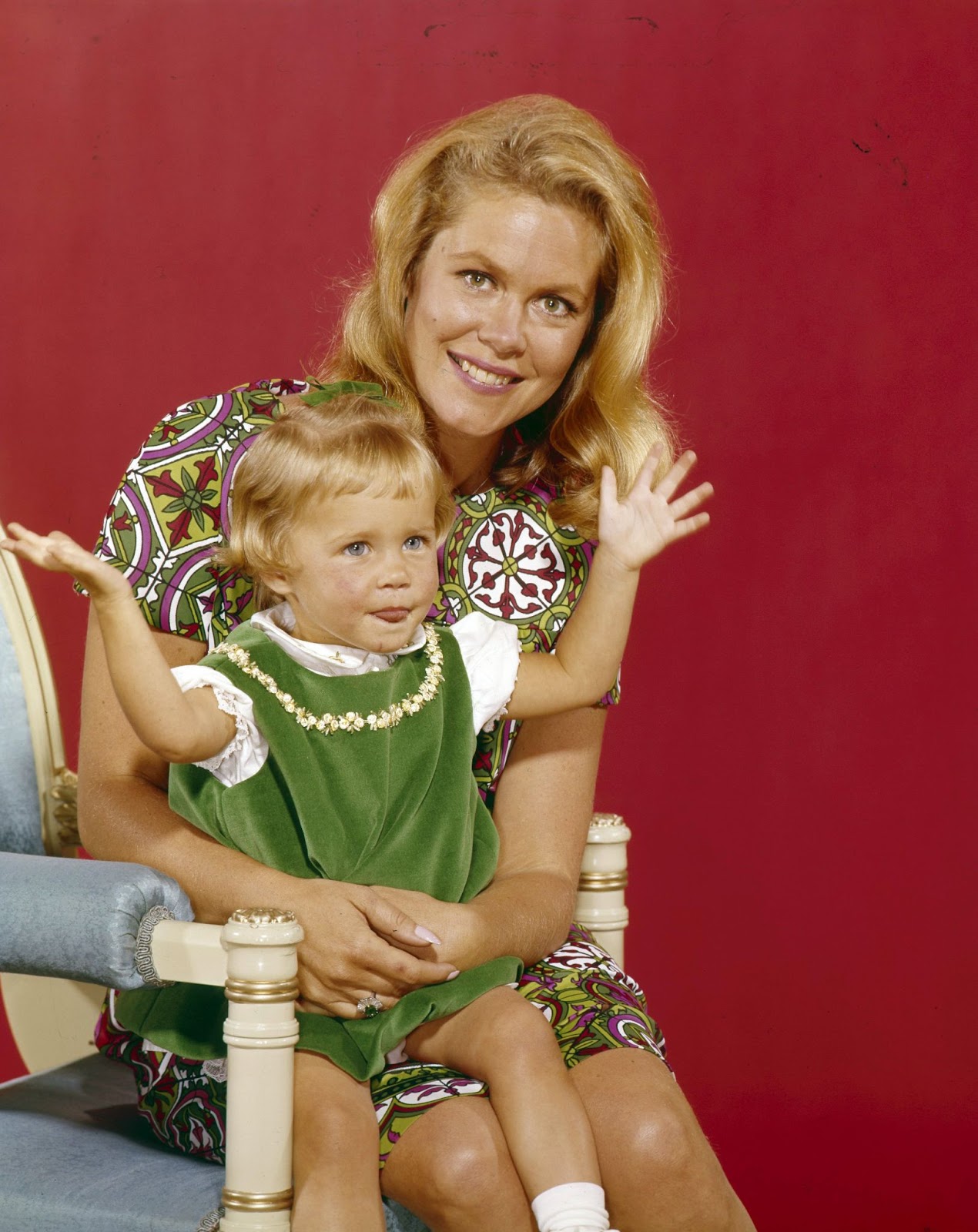 Elizabeth Montgomery and the child actress, circa 1966. | Source: Getty Images