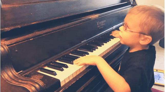 Queen - "Bohemian Rhapsody" cover au Piano. | Photo : Youtube / Avett Ray