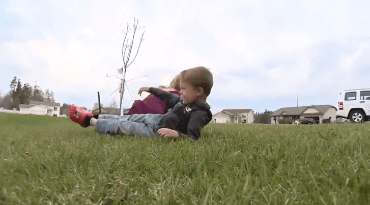 Un casque sauve la vie d'un garçon frappé par un camion postal | Photo : Youtube/KARE 11 Un casque sauve la vie d'un garçon frappé par un camion postal | Photo : Youtube/KARE 11