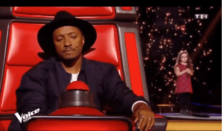 Soprano et Emma dans The voice kids | Photo : Youtube/The Voice Kids France 2018