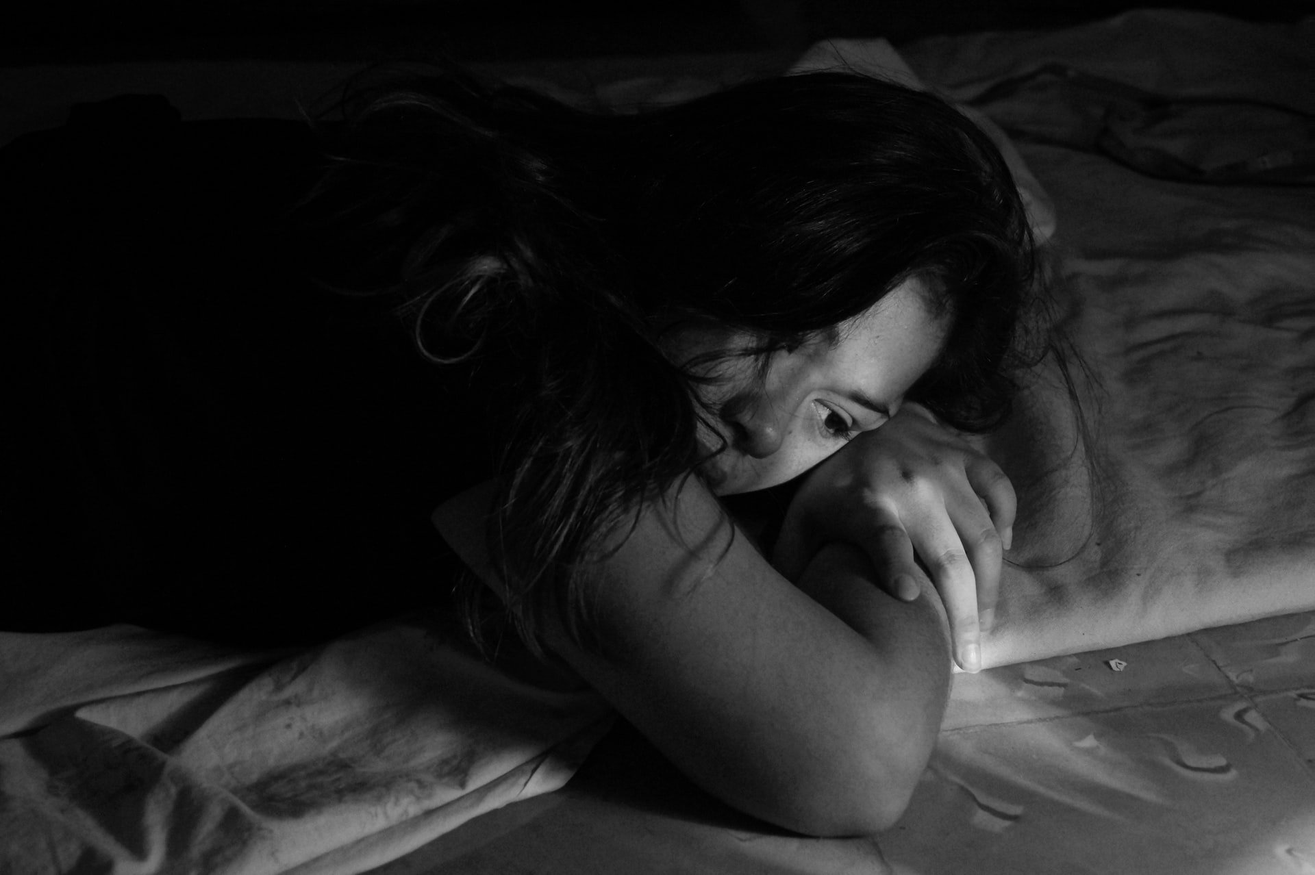 Una mujer en su cama durante la noche. | Foto: Unsplash