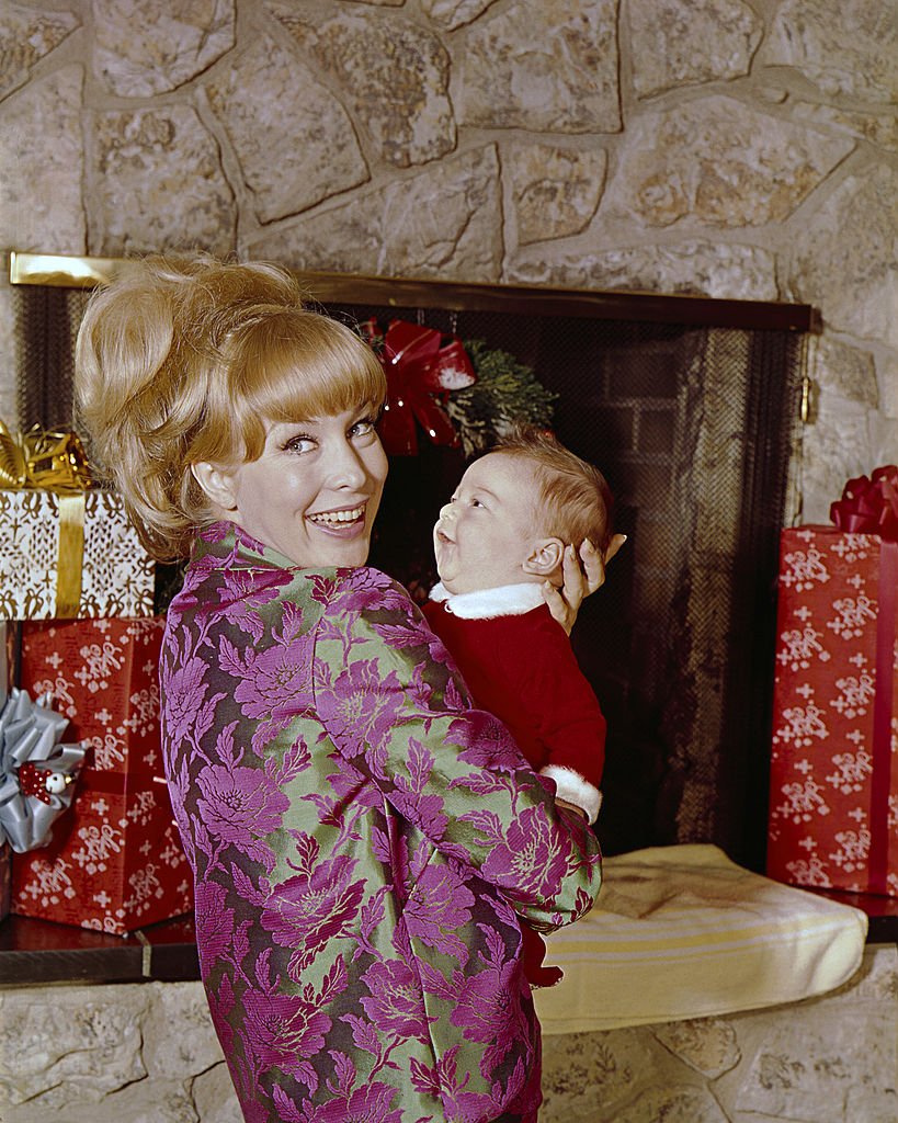 Barbara Eden und ihr Sohn Mathew am Set von "Bezaubernde Jeannie" um 1965. | Quelle: Getty Images