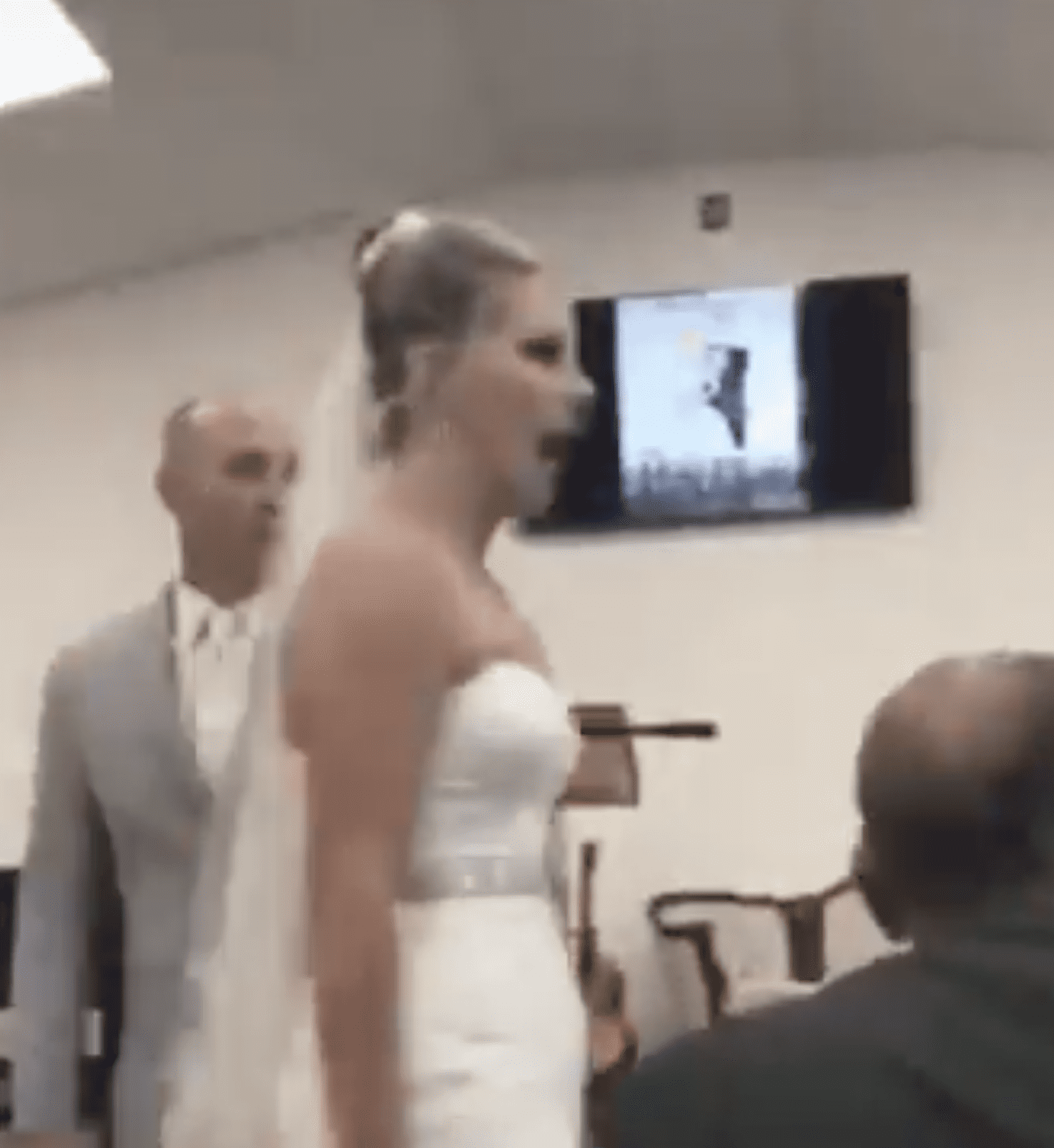 Braut schreit ihre Schwiegermutter an | Quelle: Youtube.com/JP Today News