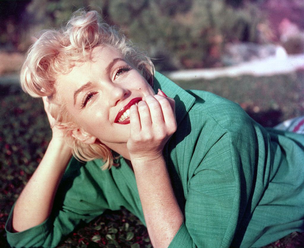 Marilyn Monroe wearing a green shirt in Palm Springs, 1954| Photo: Getty Images 