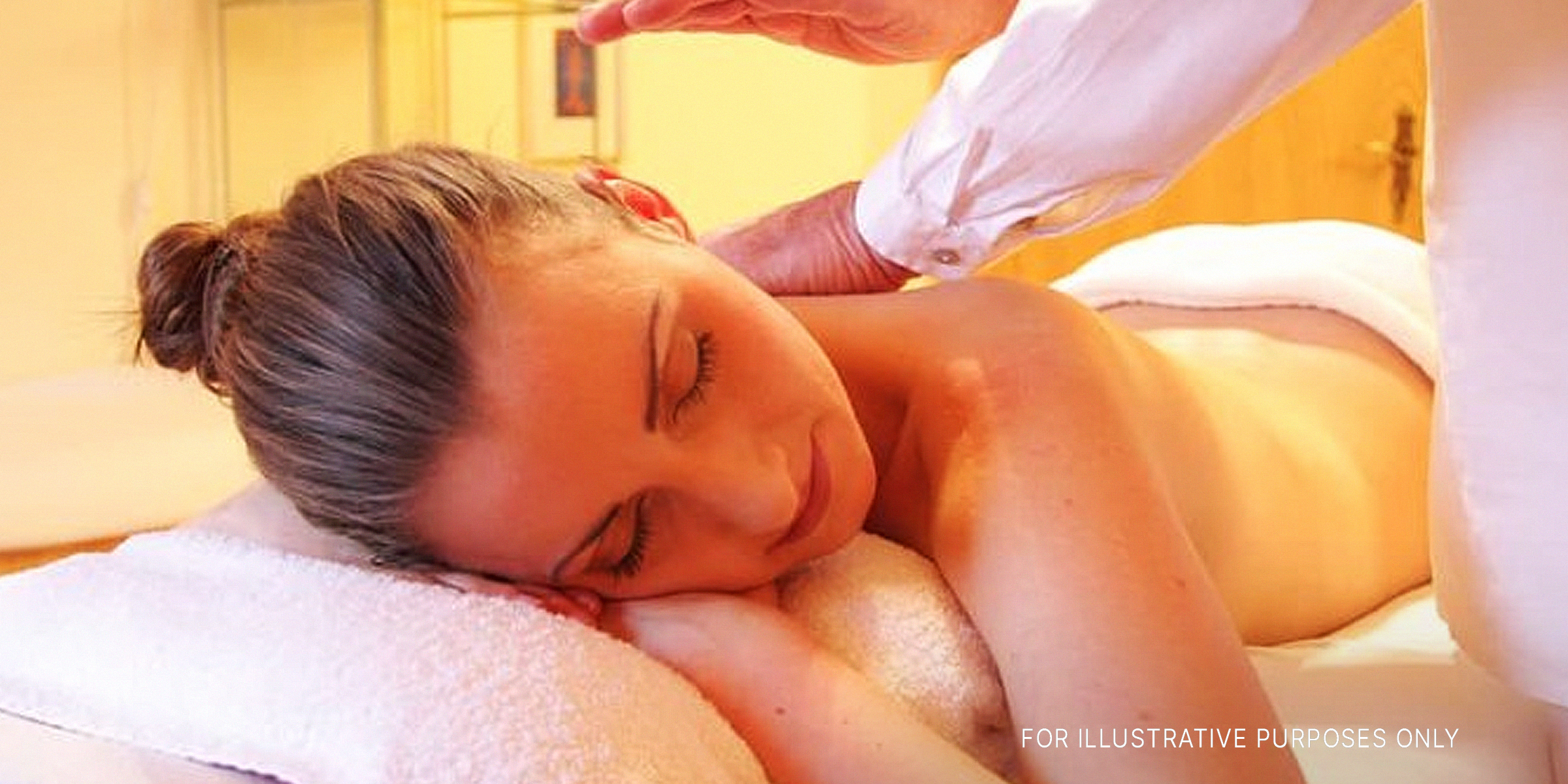 Woman getting a back massage | Source: flickr.com/(Public Domain) by samuelemunemu321