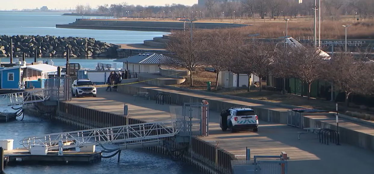 Police secure the scene near Lake Michigan at the 3100 block of South Lake Shore Drive, where Linda Brown's body was recovered on January 12 | Source: Youtube/FOX32Chicago