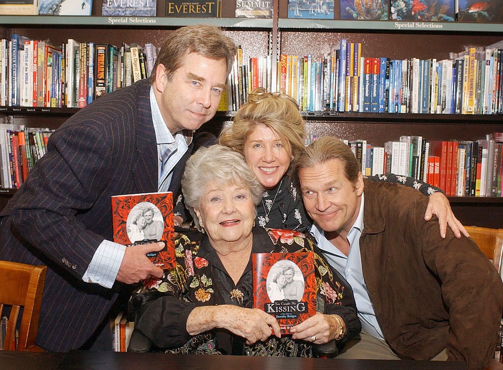 Beau, Dorothy, Cindy and Jeff Bridges pose at a book signing for Dorothy Bridges. | Source: Getty Images