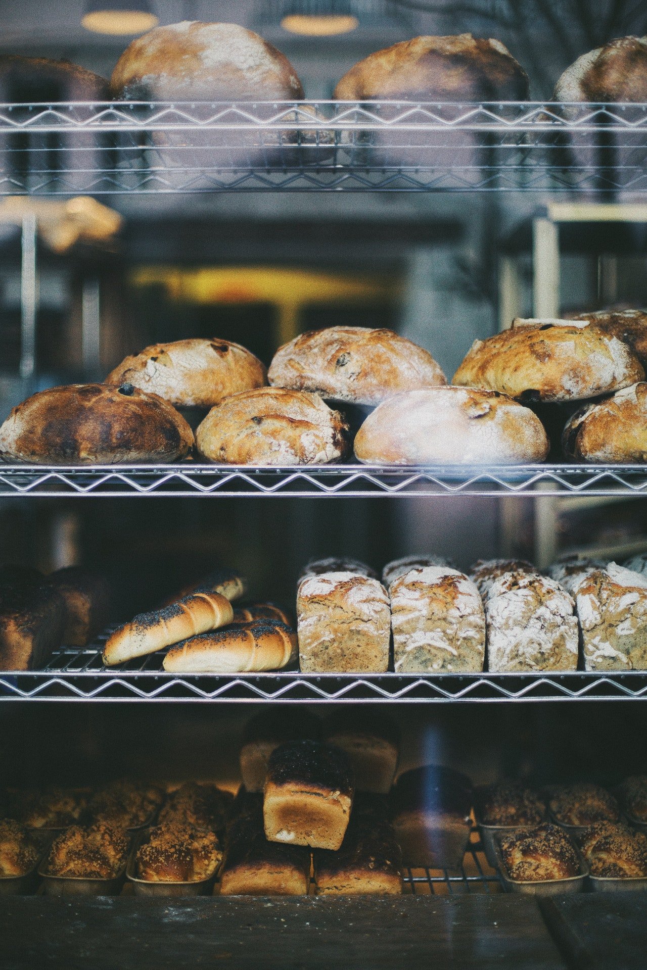 Sie kaufte ihm das berühmte Brot, von dem er schwärmte, und sagte, es sei ihre gute Tat für heute. | Quelle: Pexels