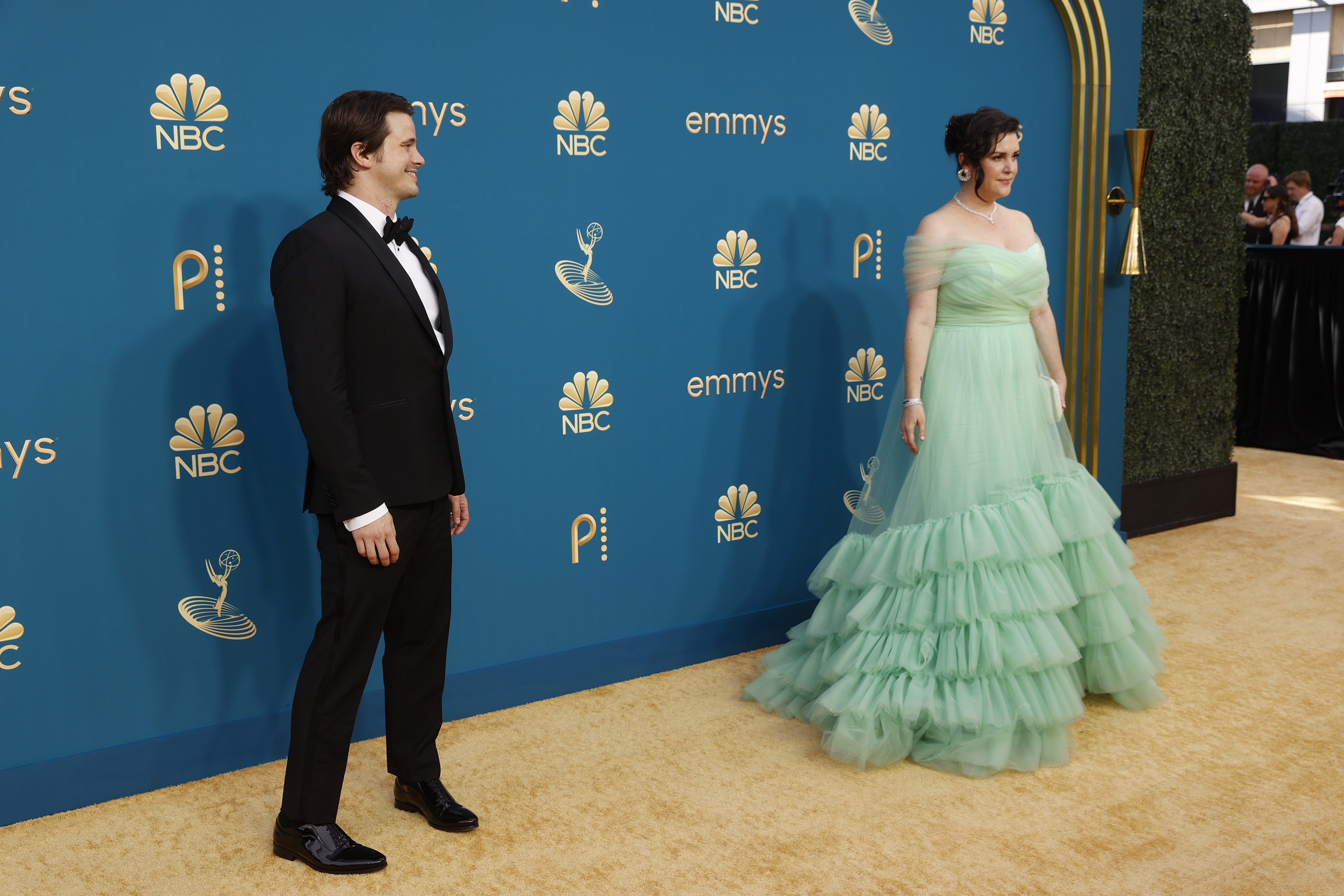 Jason Ritter and Melanie Lynskey arrive to the 74th Annual Primetime Emmy Awards held at the Microsoft Theater on September 12, 2022 | Source: Getty Images