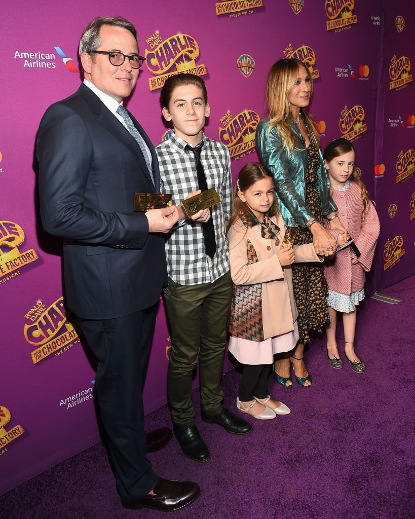 Matthew Broderick et Sarah Jessica Parker avec leurs trois enfants lors d'une pièce de théâtre à Broadway en avril 2017 | Source : Getty Images