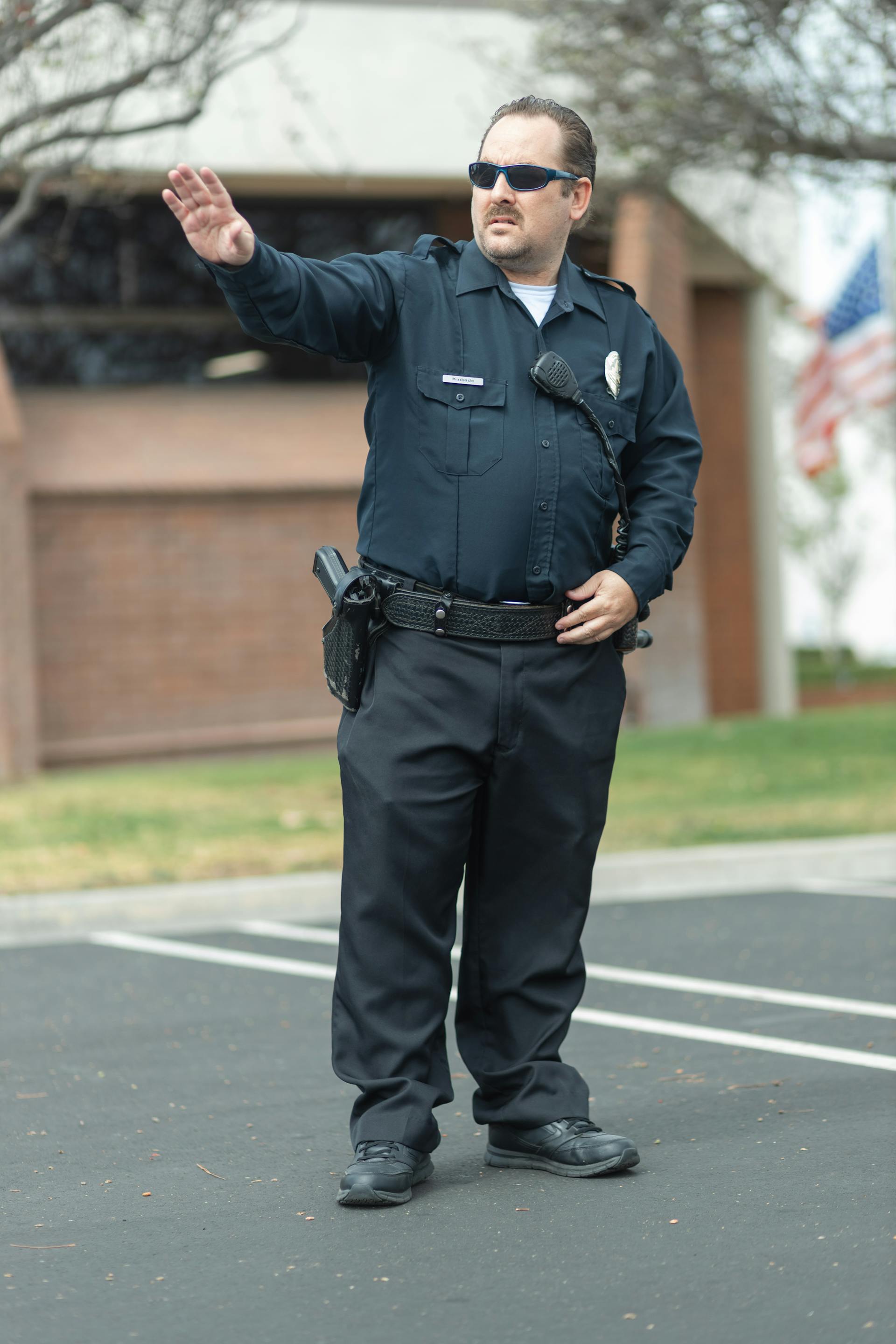 A police officer standing on the road | Source: Pexels