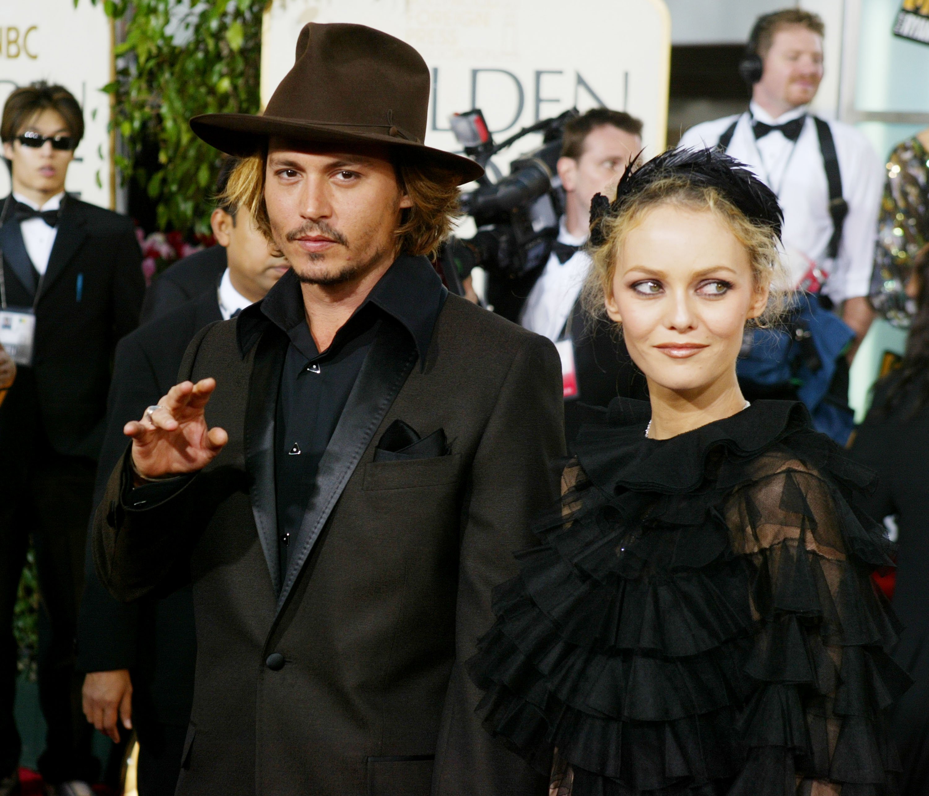 El actor Johnny Depp con Vanessa Paradis el 25 de enero de 2004 en Beverly Hills, California | Foto: Getty Images
