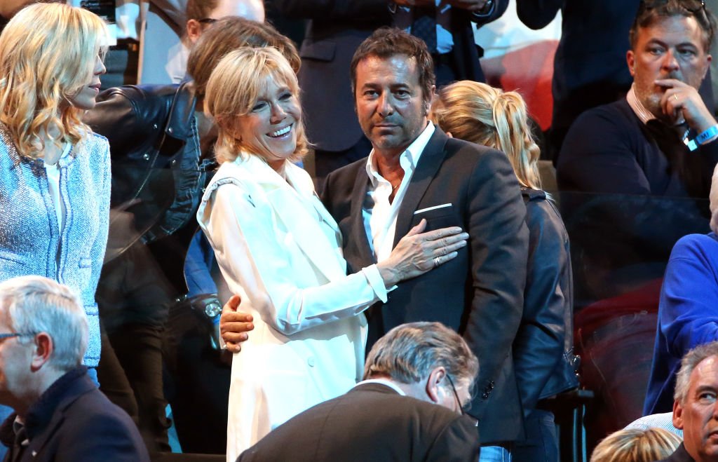 Brigitte Macron et Bernard Montiel lors d'une cérémonie en 2017. | Photo : Getty Images