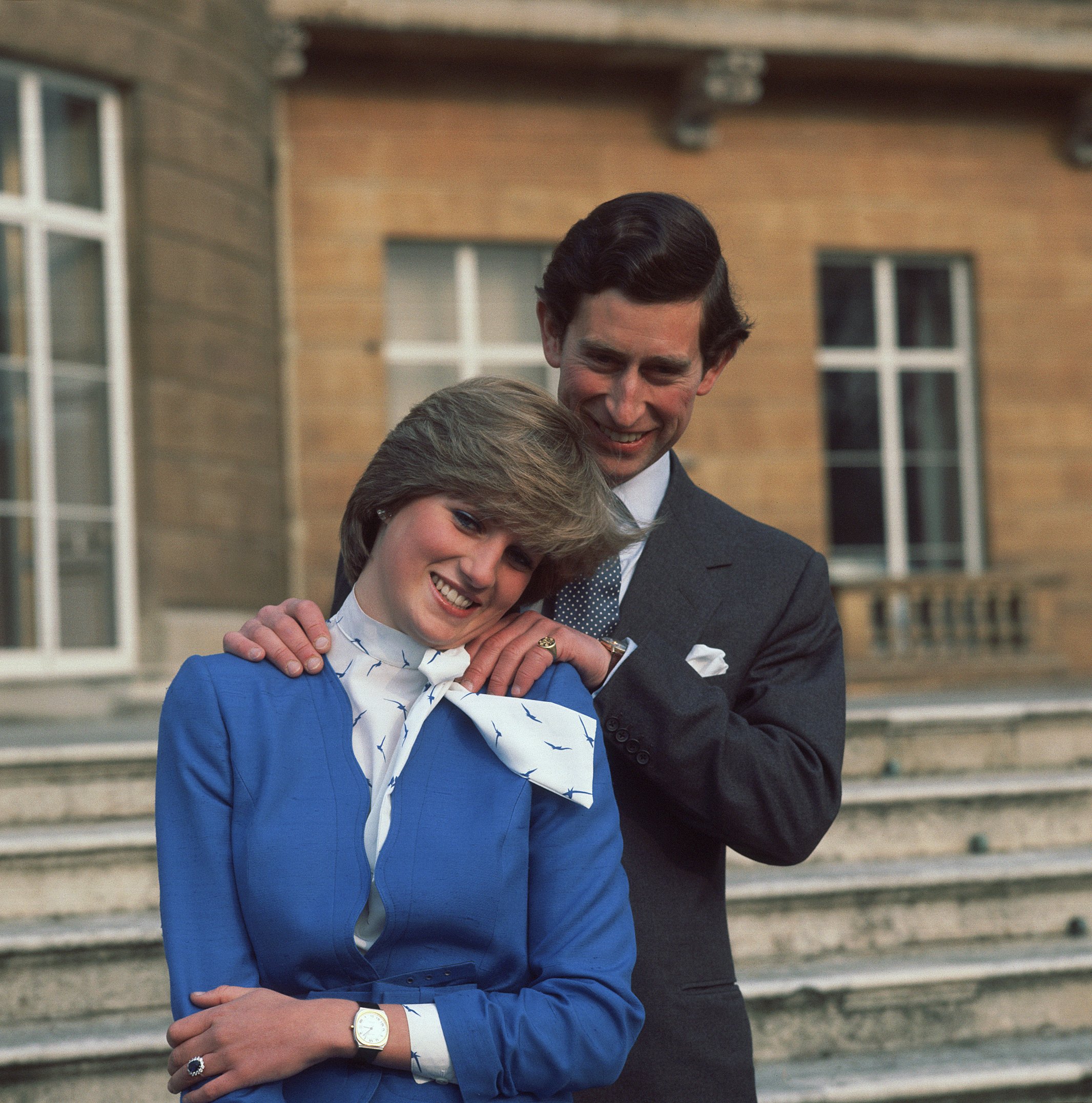 El príncipe Charles y Lady Diana Spencer posando para los fotógrafos en el Palacio de Buckingham tras el anuncio de su compromiso. | Foto: Getty Images