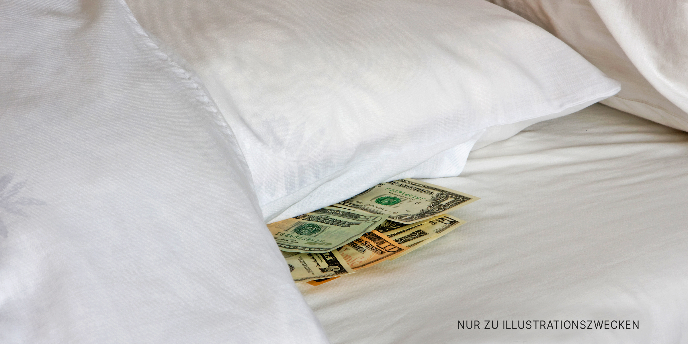 Geld unterm Kopfkissen versteckt. | Quelle: Shutterstock
