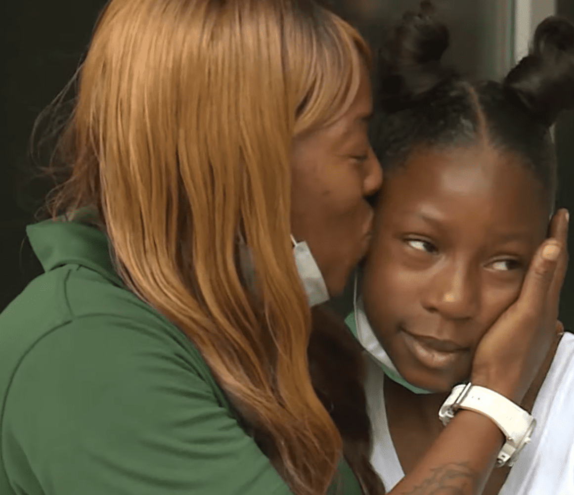 Shetara Sims giving her daughter Rakiya Edmonson a kiss on her temple. | Source: youtube.com/WJHL