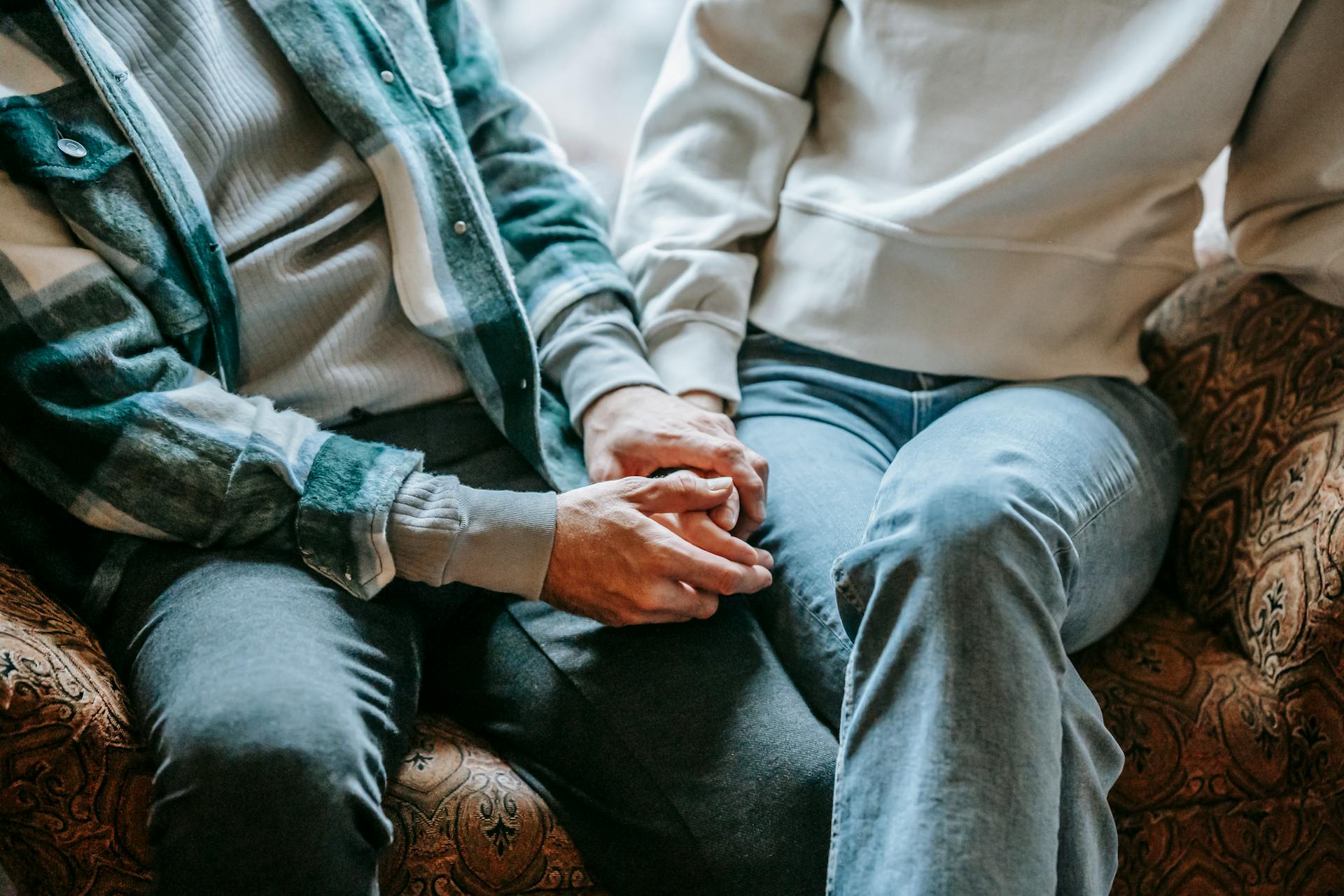 A couple holding hands | Source: Pexels