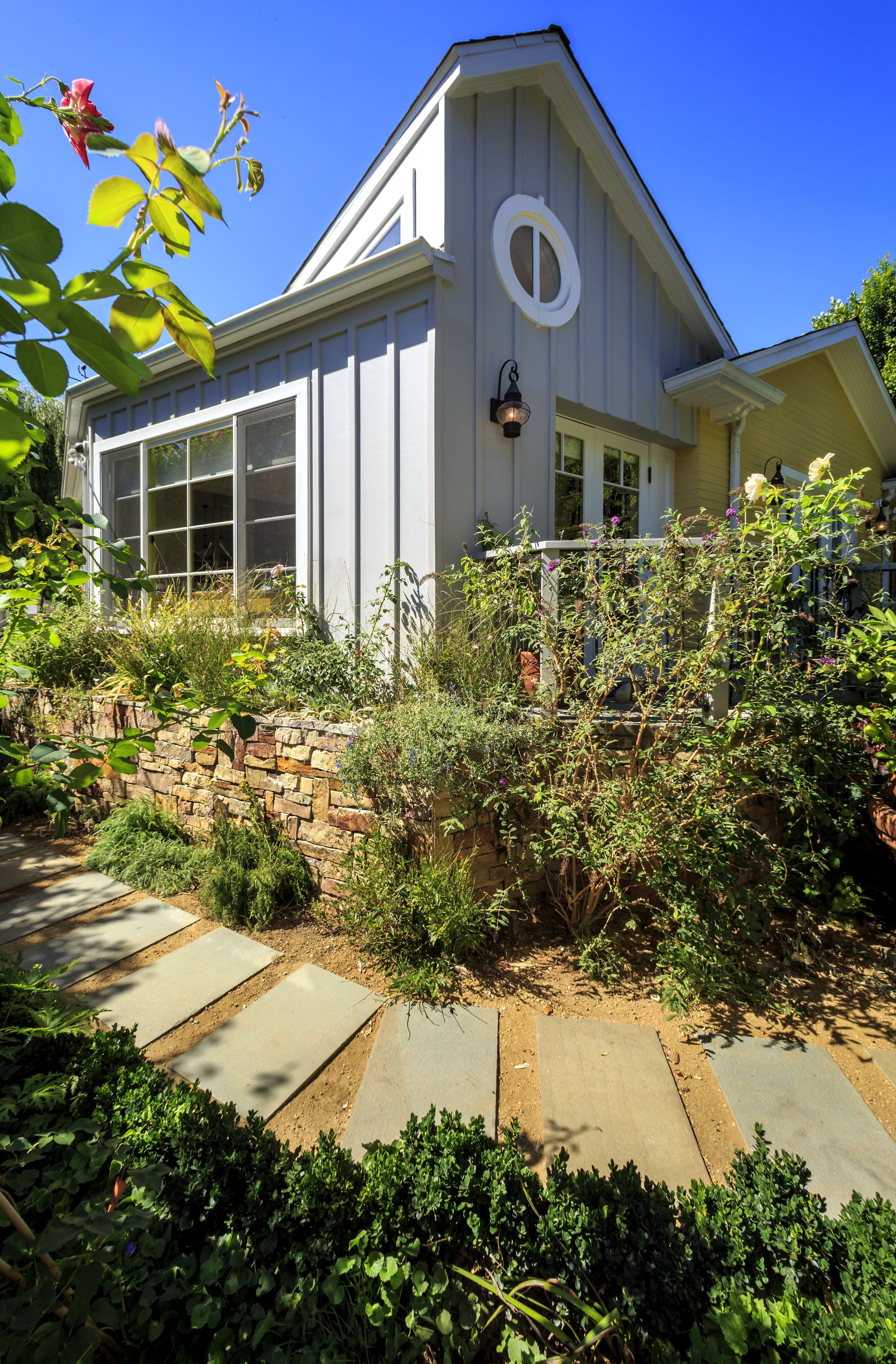 The outside of Linda Hunt's home, 22 September 2014, Los Angeles, California | Source: Getty Images