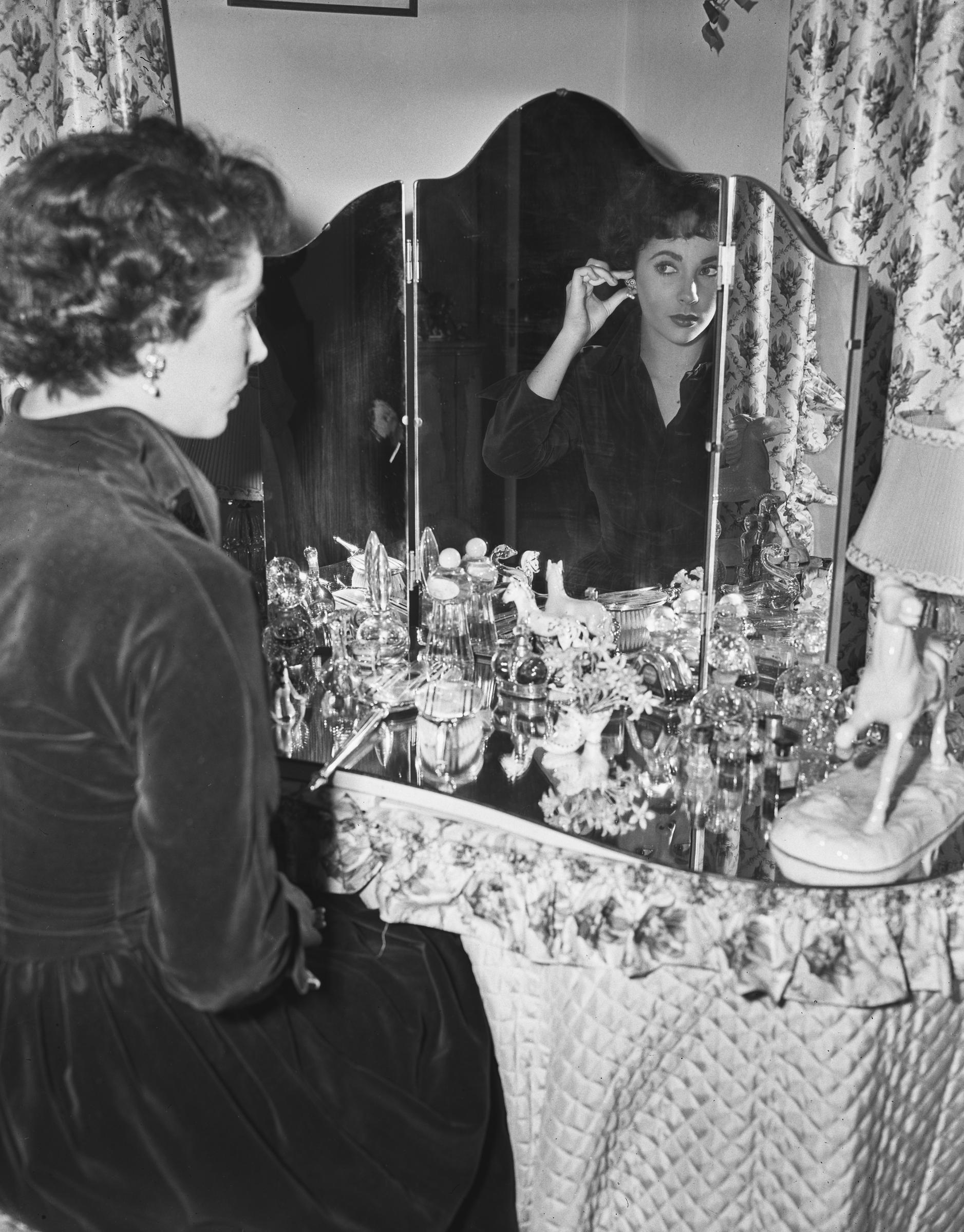 The actress sitting at the dressing table, circa 1950 | Source: Getty Images