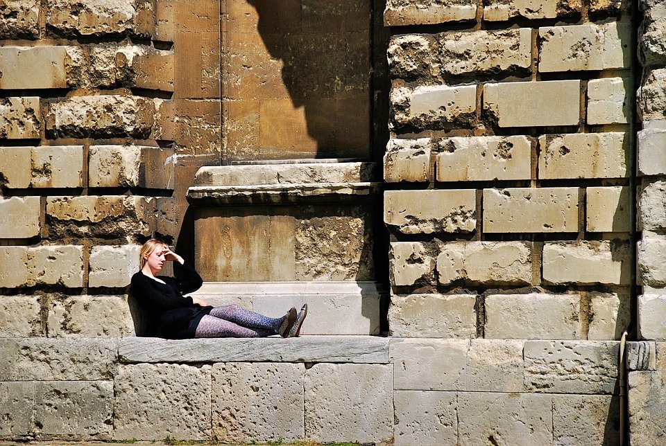 Mujer cansada recostada en el piso. | Foto: Max Pixel