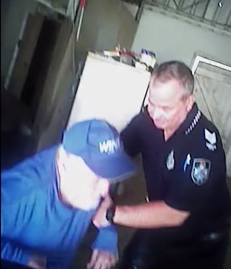 Dos policías y un vecino ayudaron a llevar al hombre de su casa a un helicóptero que lo esperaba. Fuente: Facebook / Queensland Police Service Dos policías y un vecino ayudaron a llevar al hombre de su casa a un helicóptero que lo esperaba. Fuente: Facebook / Queensland Police Service