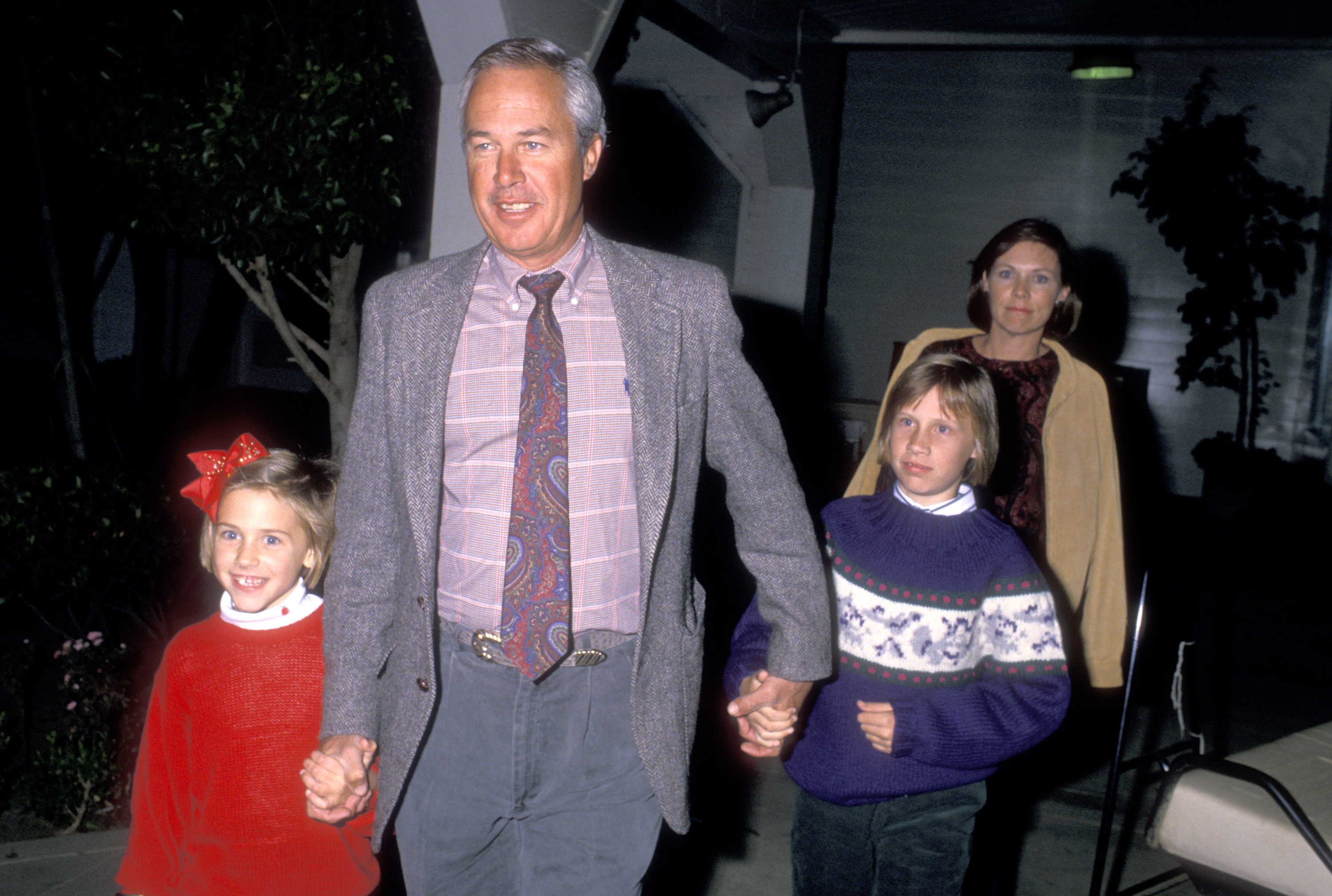 Actor Steve Kanaly, his wife Brent Power, and daughters on November 12, 1988, sighting at Los Angeles Equestrian Center in Burbank, California. | Source: Getty Images