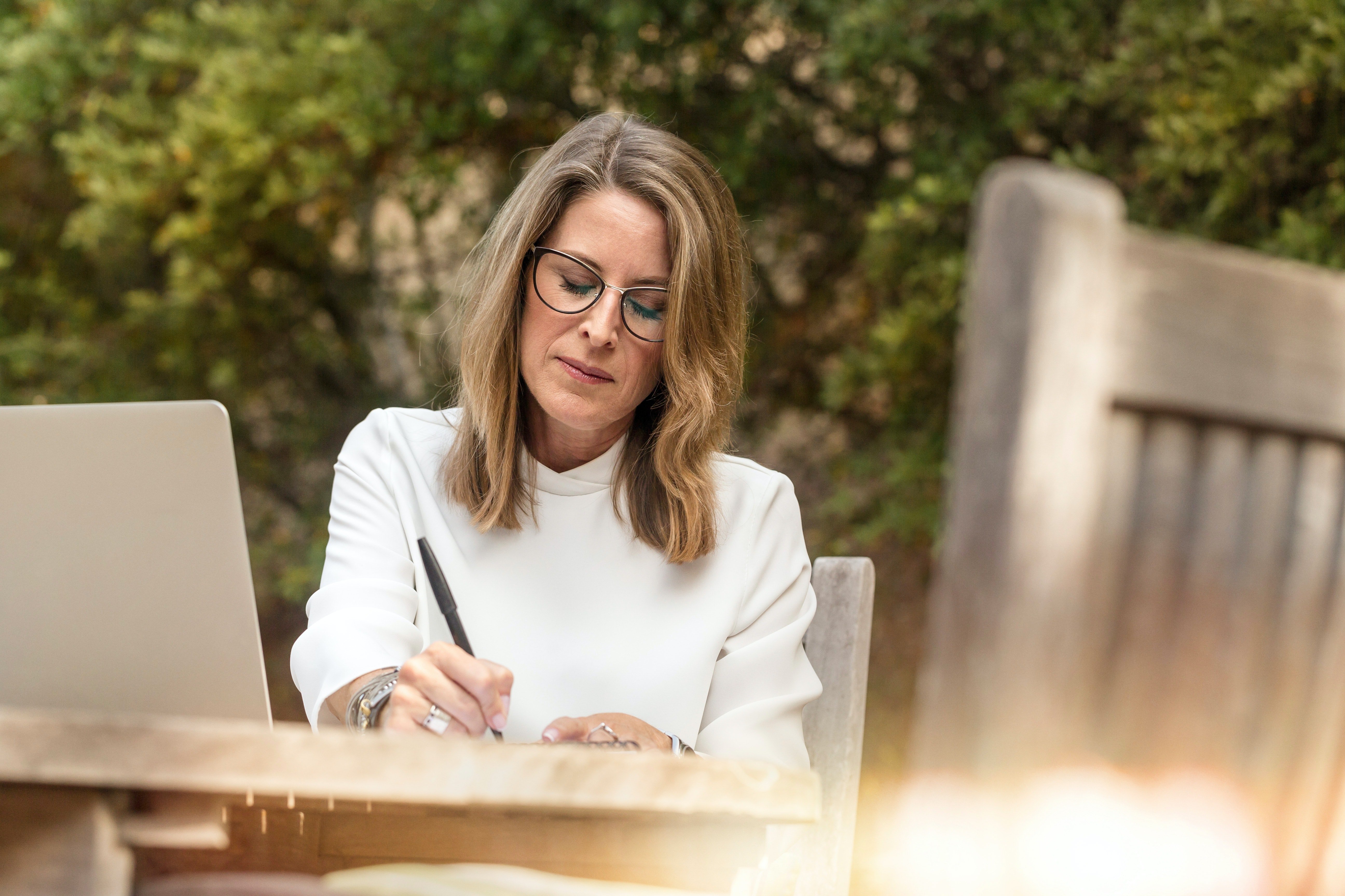 Mujer escribe. | Foto: Pexels