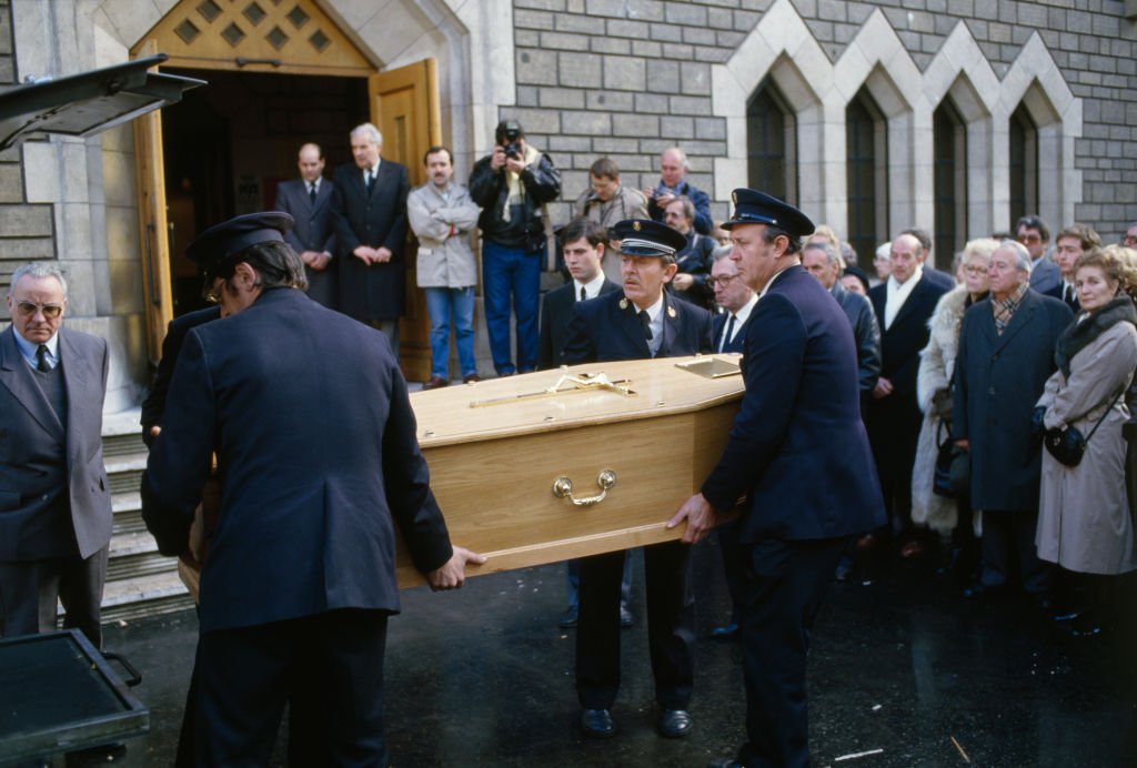 Des hommes porte un cercueil. Photo : Getty Images