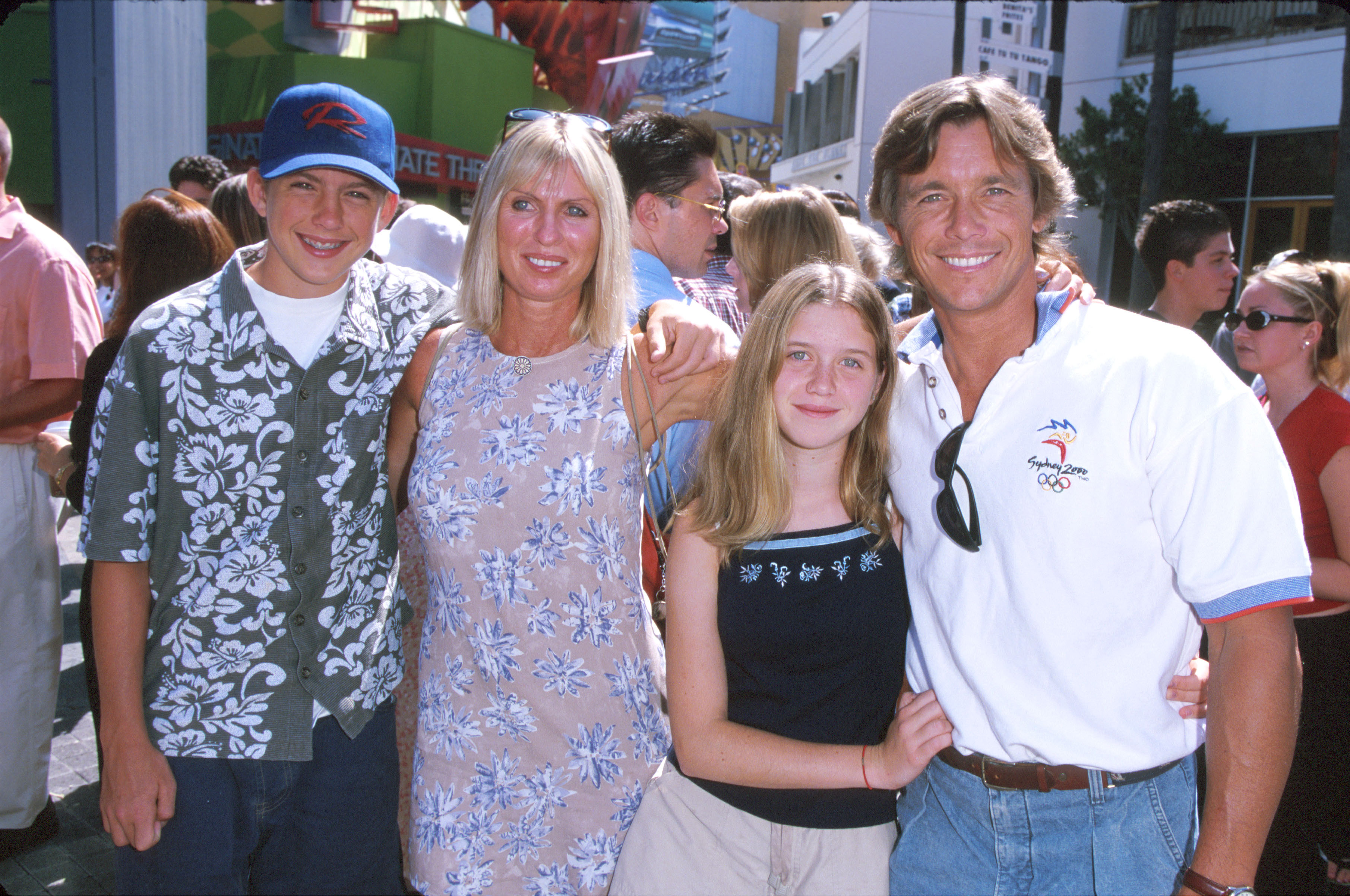 Chris Atkins with his family at the premiere of "The Adventures of Rocky & Bullwinkle" on June 24, 2000, in Universal City, California. | Source: Getty Images