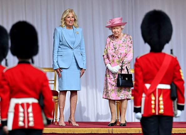 La première dame, le Dr Jill Biden, s'entretient avec la reine Elizabeth II. | Photo : Getty Images