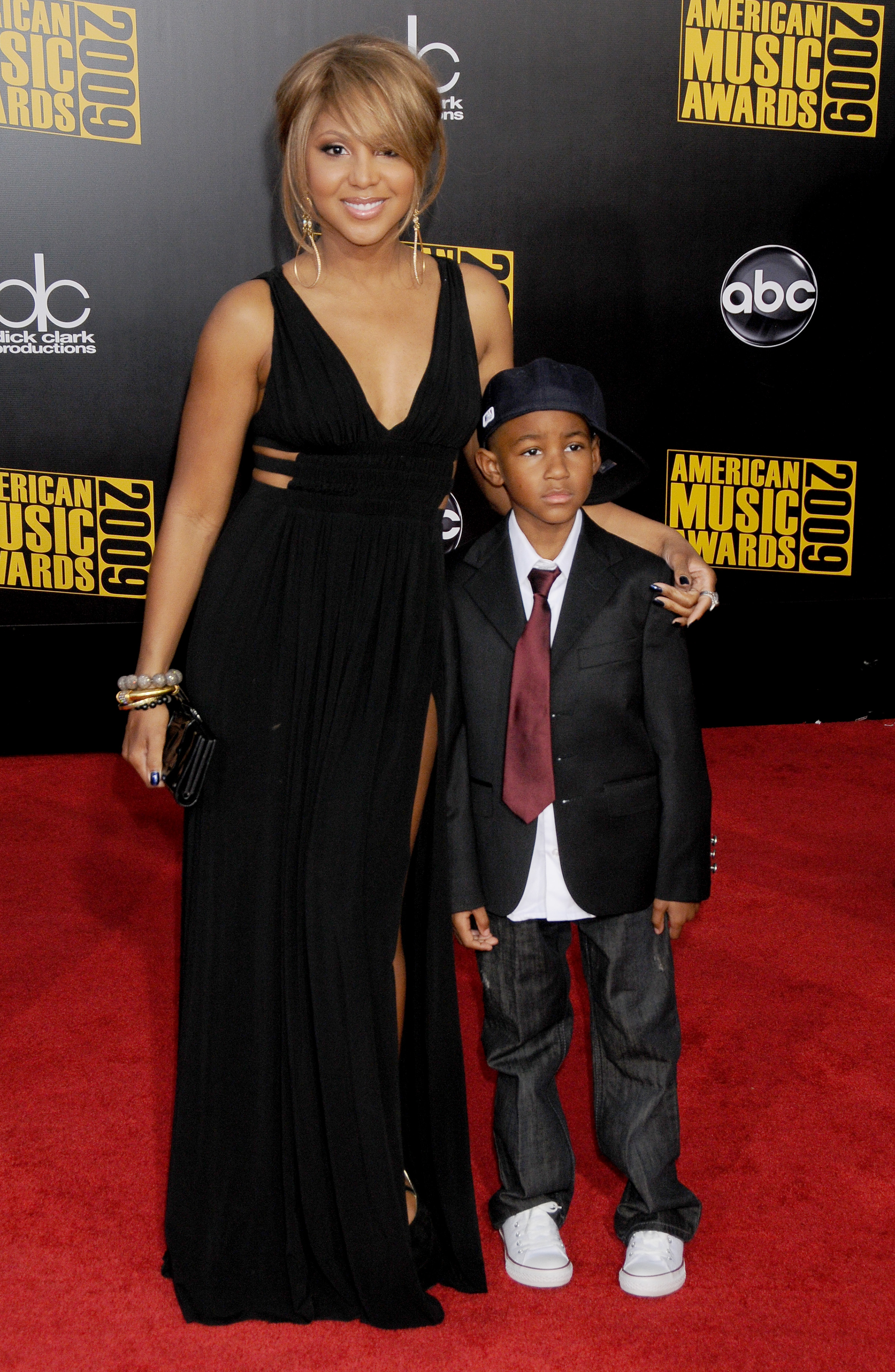 Toni Braxton and her son Diezel arrive at the American Music Awards on November 22, 2009, in Los Angeles, California | Source: Getty Images