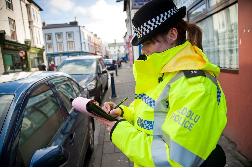 A police officer issuing a parking ticket | Photo: Getty Images