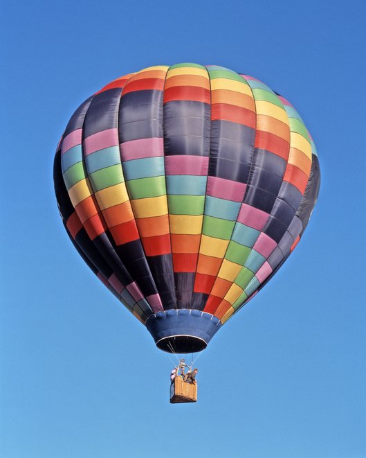 Foto von Menschen in einem Heißluftballon mit niedrigem Blickwinkel | Quelle: Getty Images