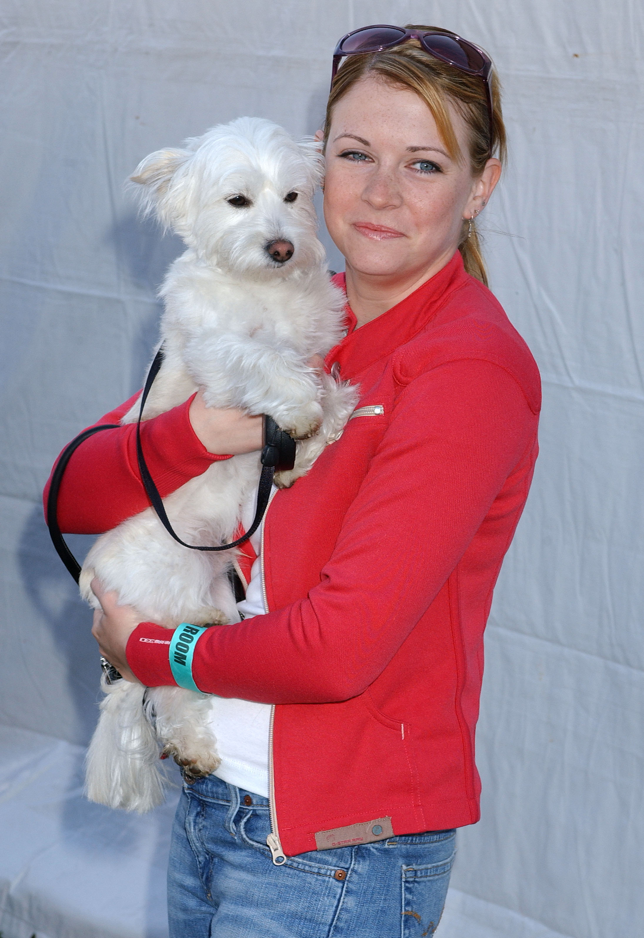 Melissa Joan Hart and dog Cooper at the Pierce College in Woodland Hills, California, in April 2005. | Source: Getty Images