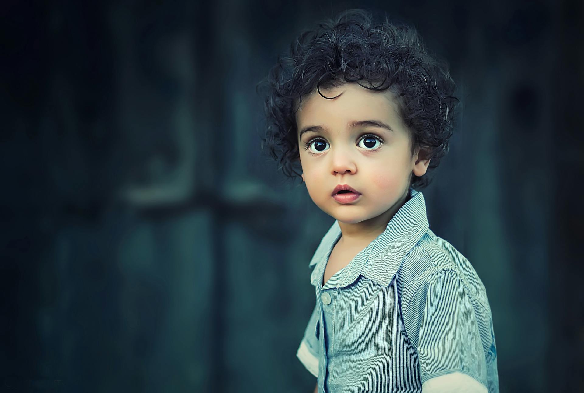 Little boy with curly hair | Source: Pexels