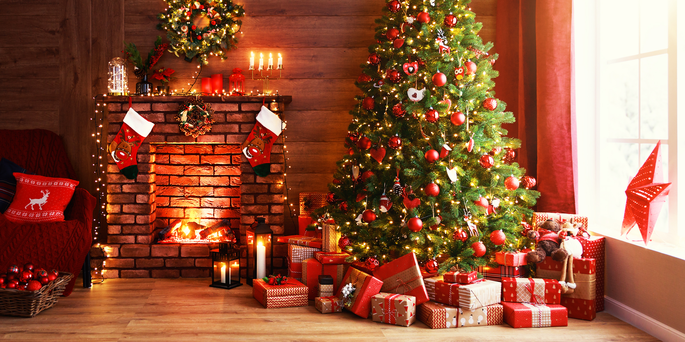 A Christmas tree with neatly wrapped presents placed underneath | Source: Shutterstock