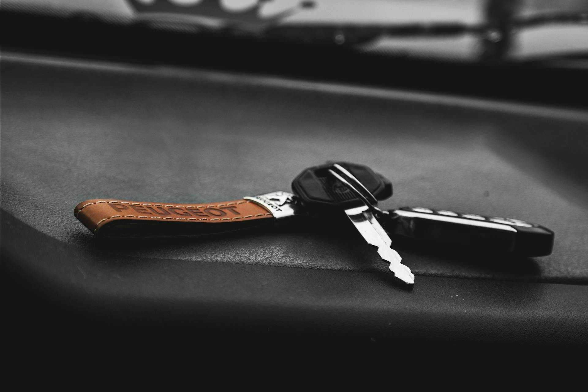 Car keys on a black surface | Source: Pexels