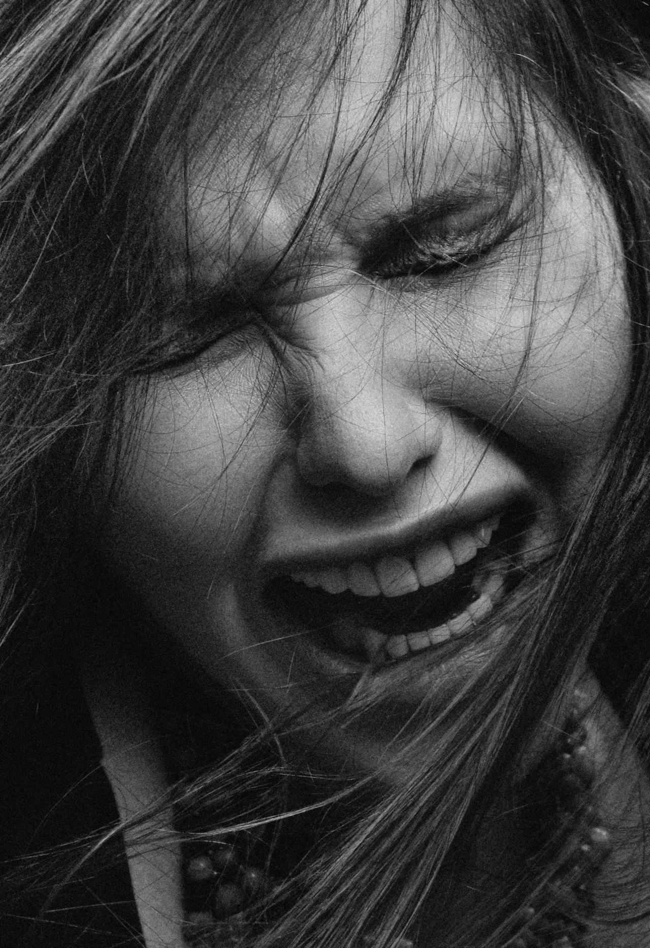 A distressed woman yelling | Source: Pexels