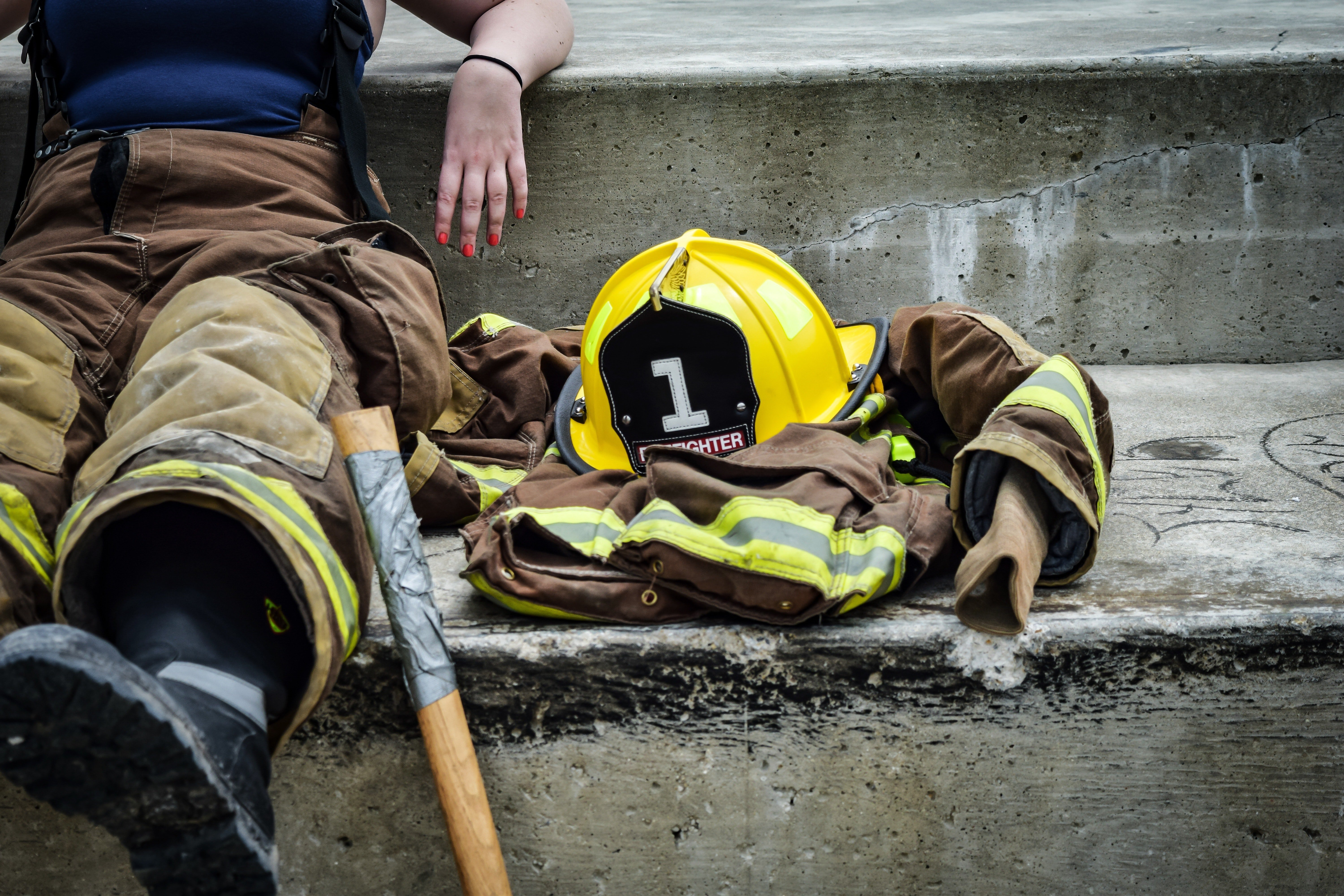 Firefighter sitting on the steps. | Photo : Pexels