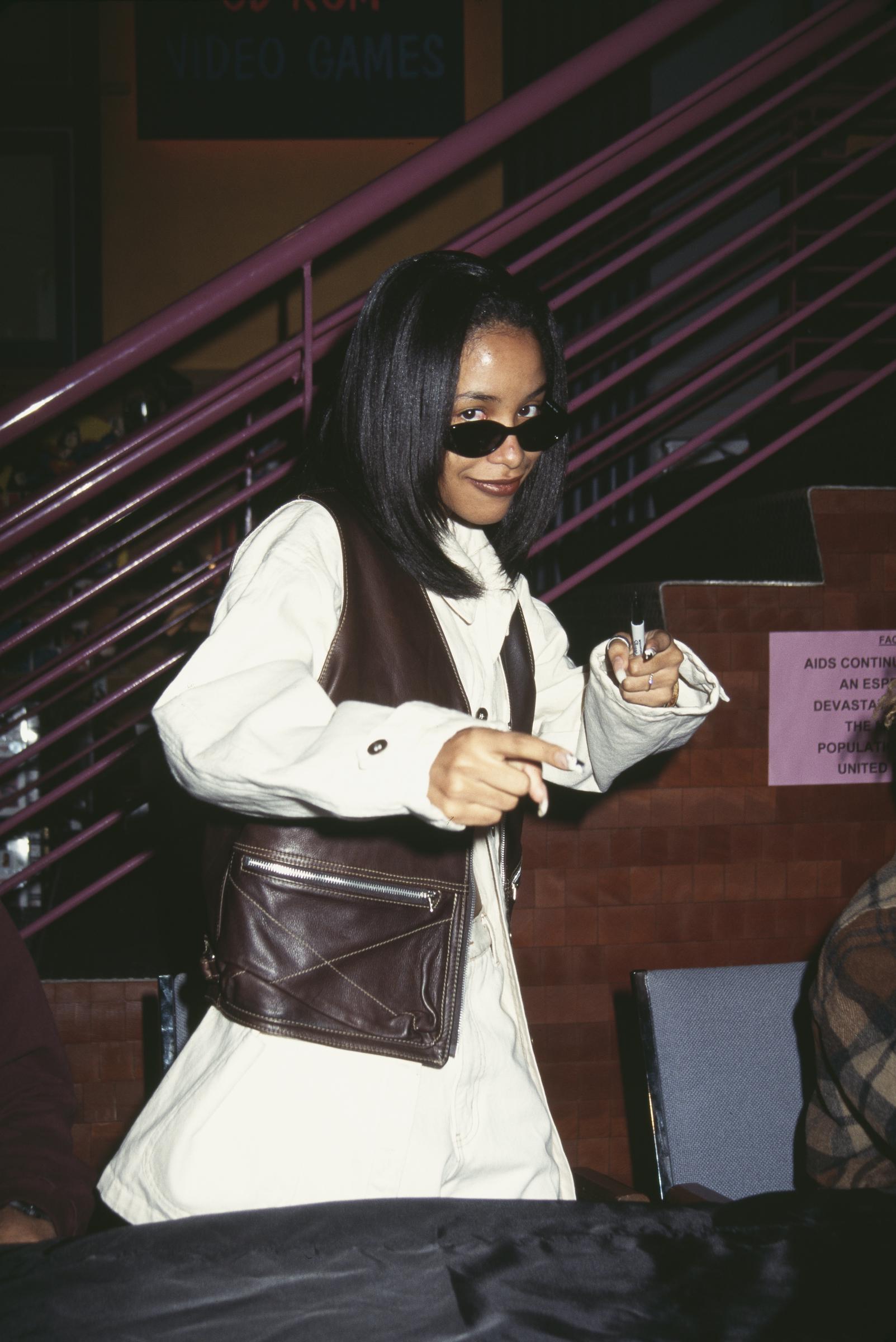 Aaliyah attending Lifebeat's Counter AID fundraiser press conference in Los Angeles, California, in November 1994 | Source: Getty Images