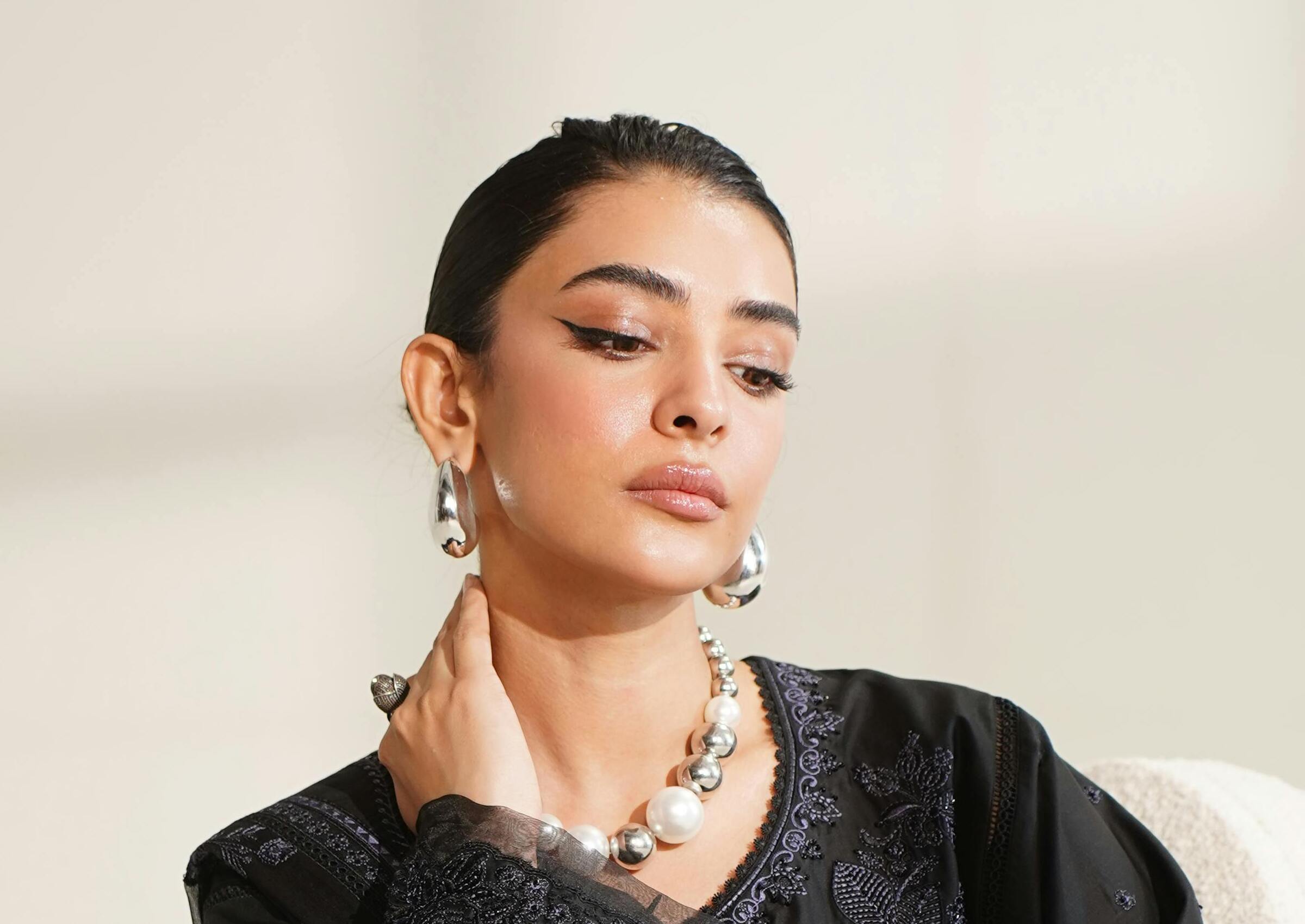 A fashionable woman with a sad expression | Source: Pexels