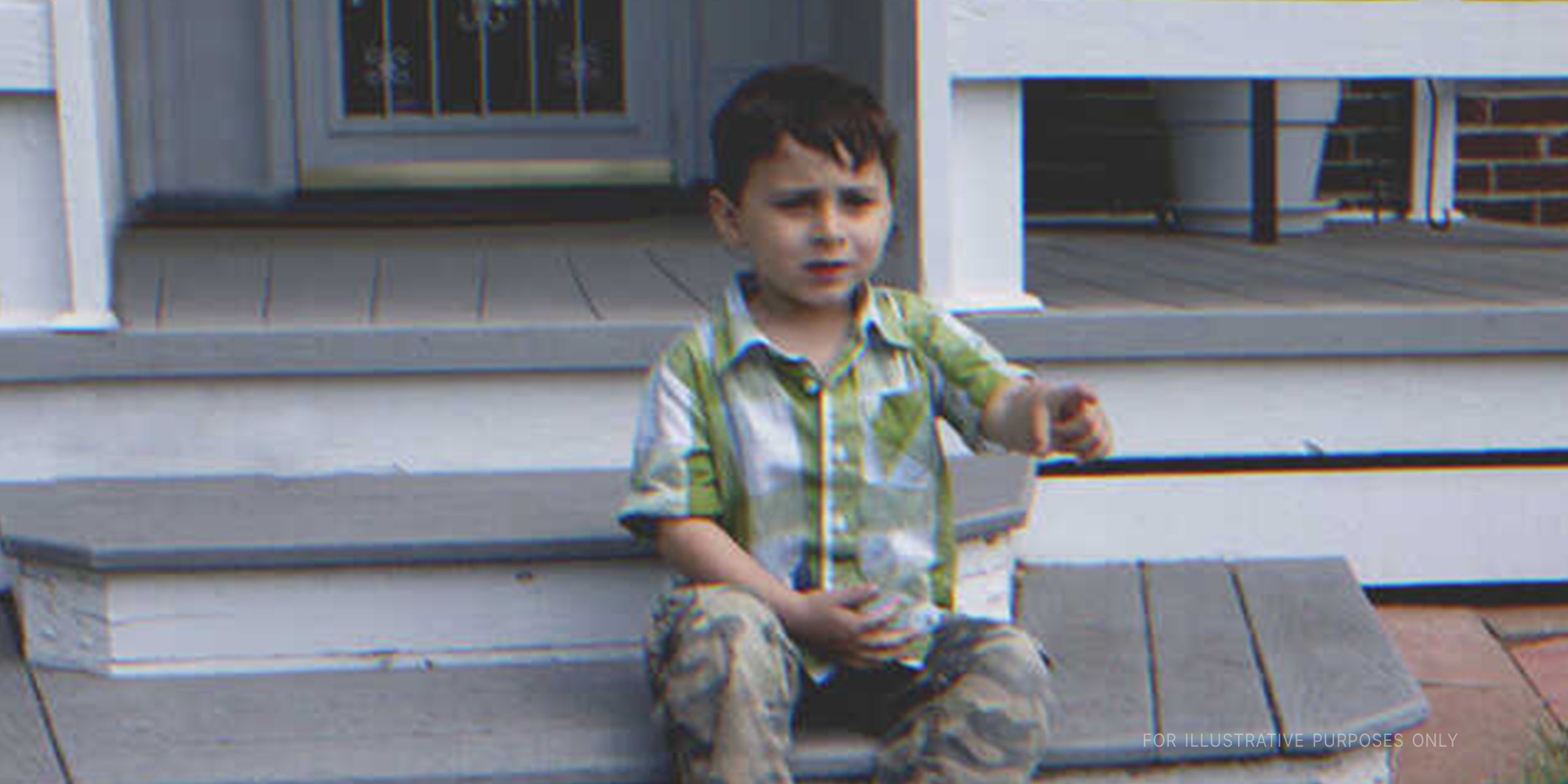 Little boy sitting on doorstep | Flickr / davitydave (CC BY 2.0)