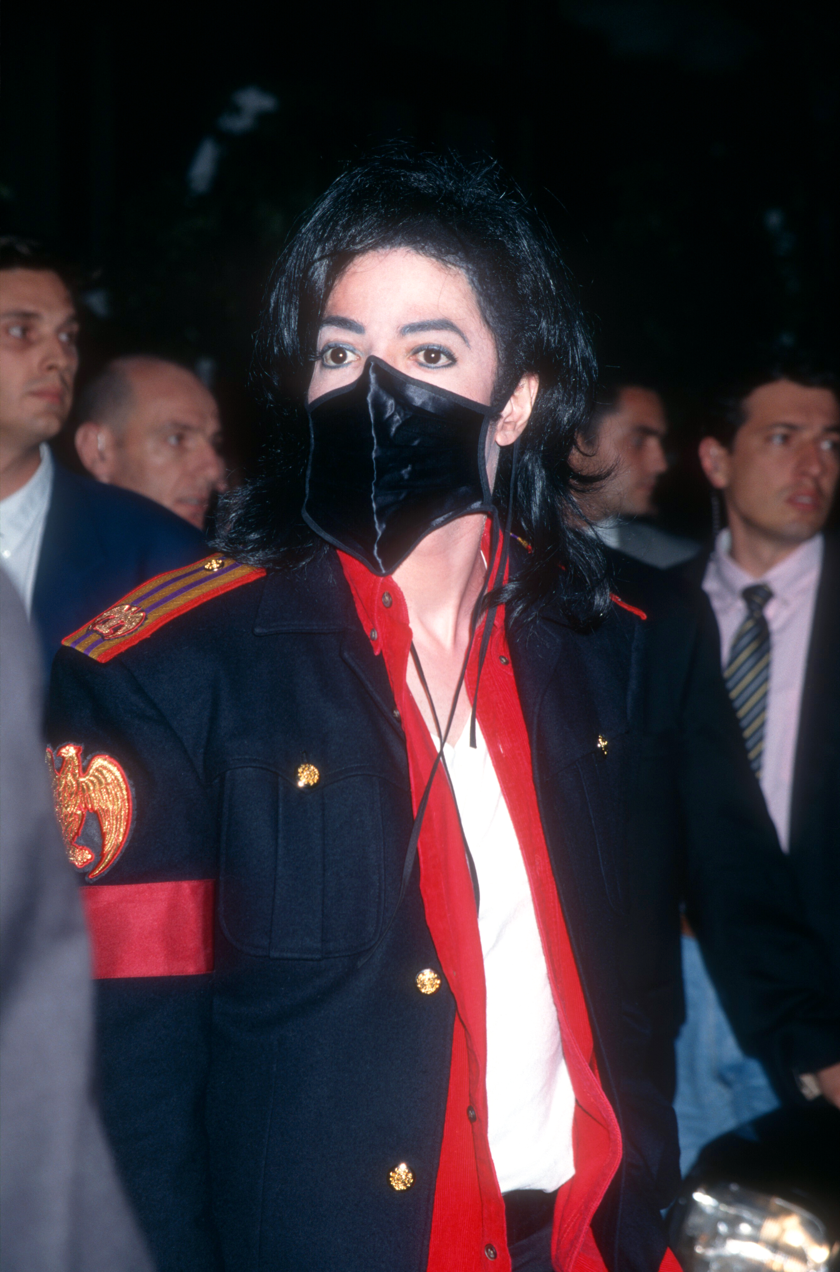 Michael Jackson wearing a black mask at the 1996 World Music Awards on May 7, 1996 | Source: Getty Images